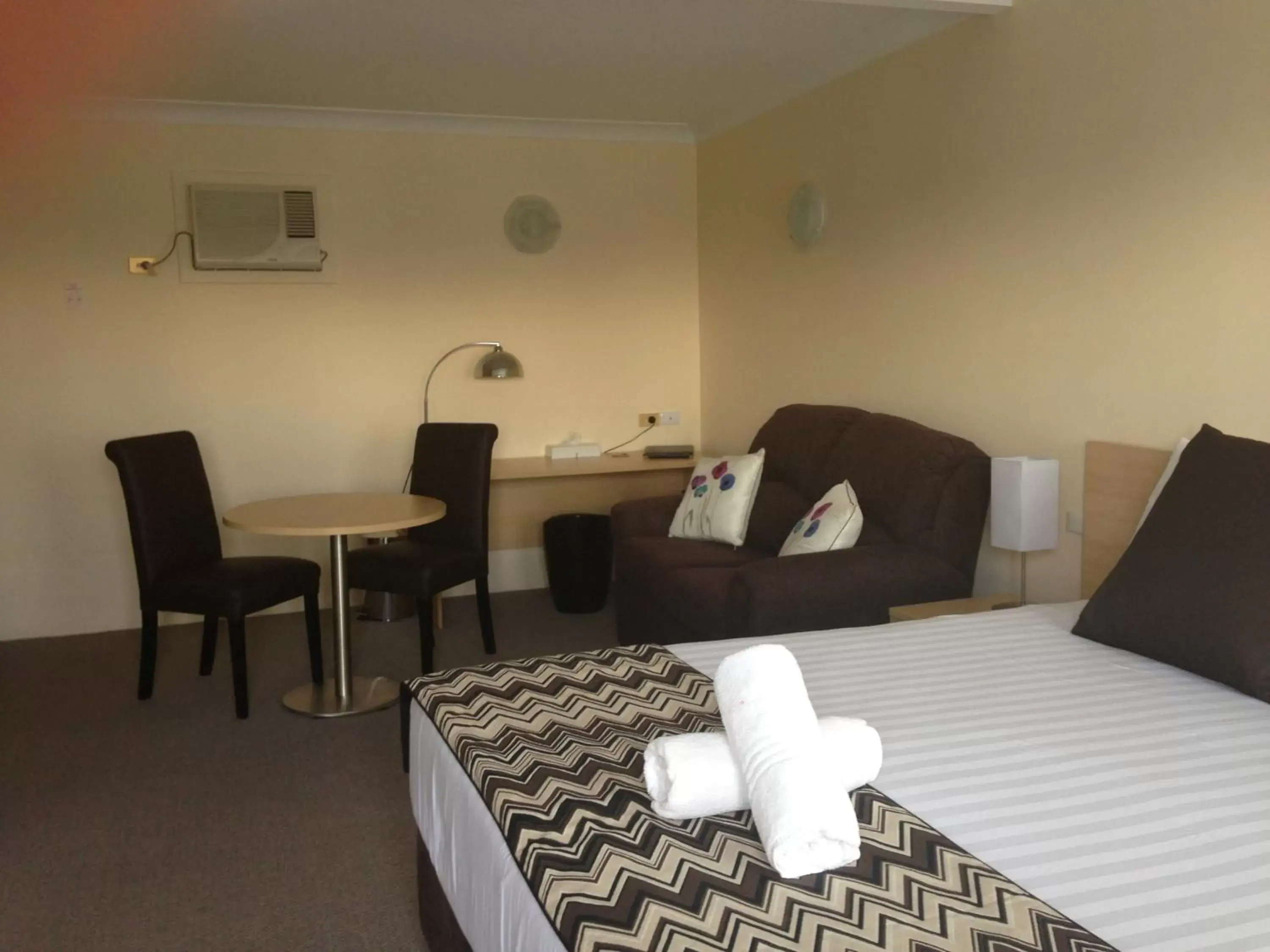 Photo of the whole room, Seating Area in City Centre Motel Kempsey