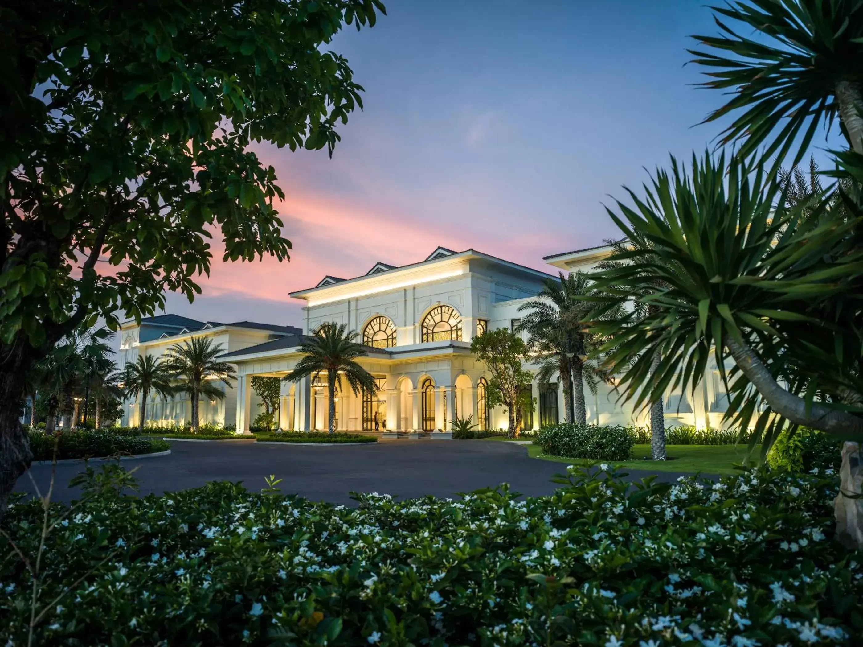 Garden view in Meliá Vinpearl Cam Ranh Beach Resort Garden view in Meliá Vinpearl Cam Ranh Beach Resort