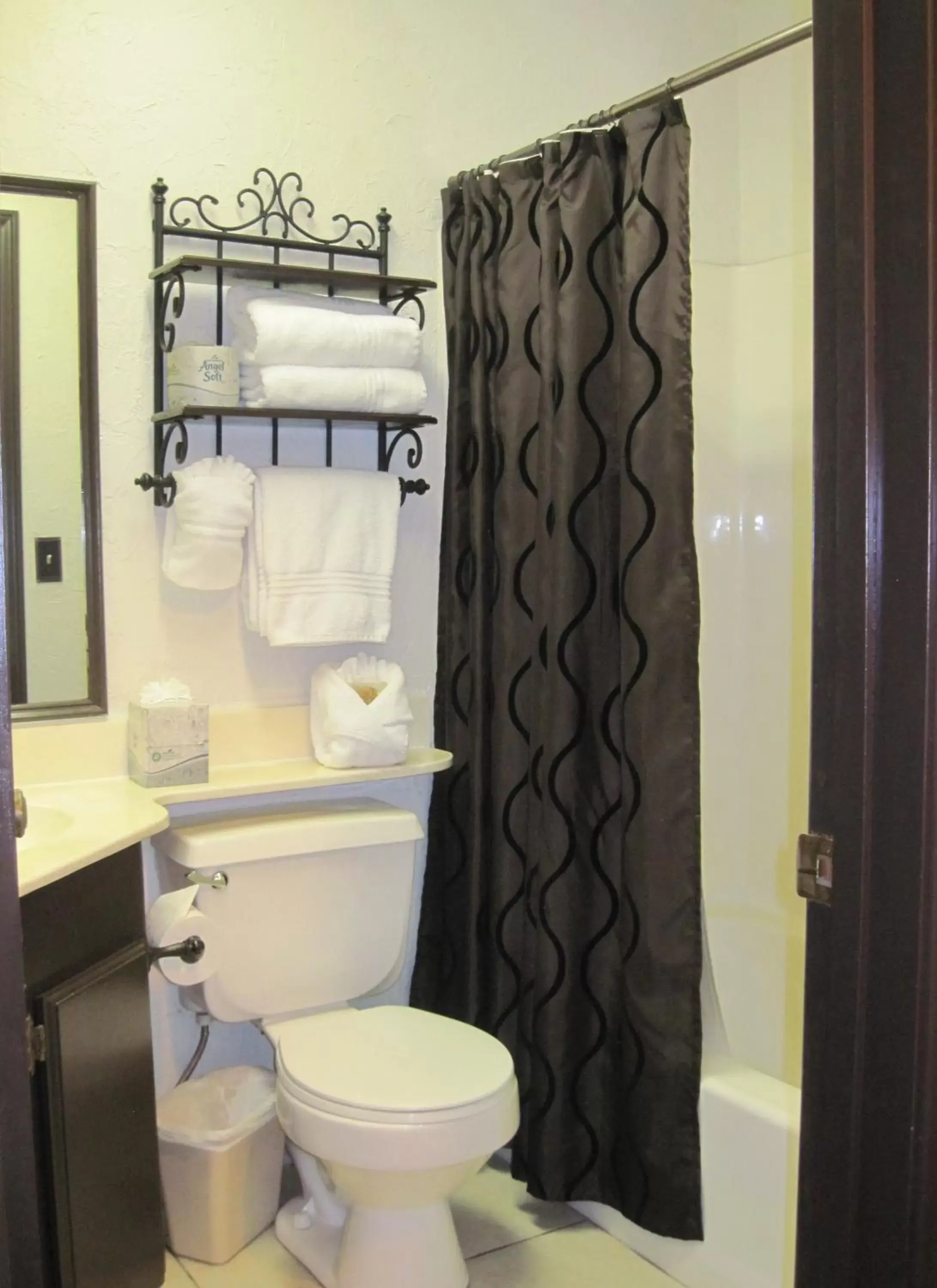 Shower, Bathroom in The North Shore Inn