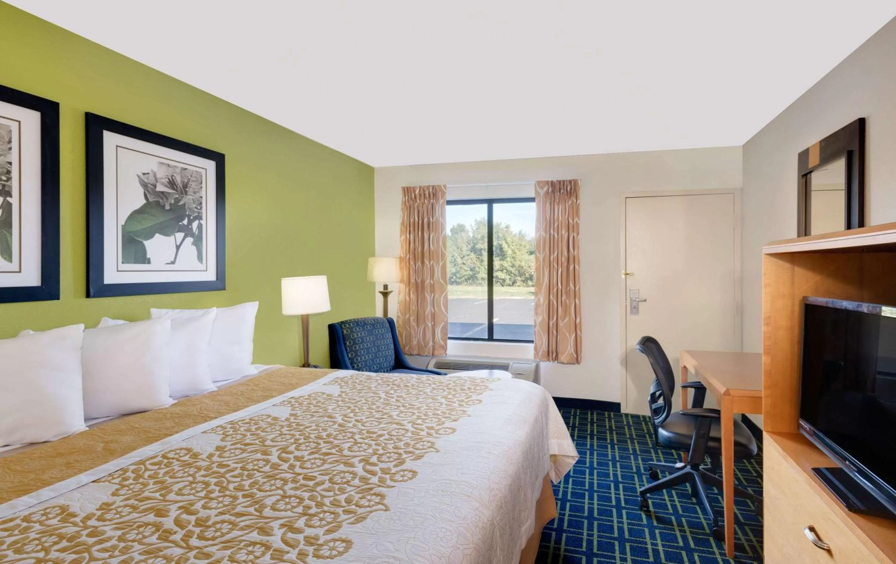 Photo of the whole room, Bed in Days Inn by Wyndham Easton