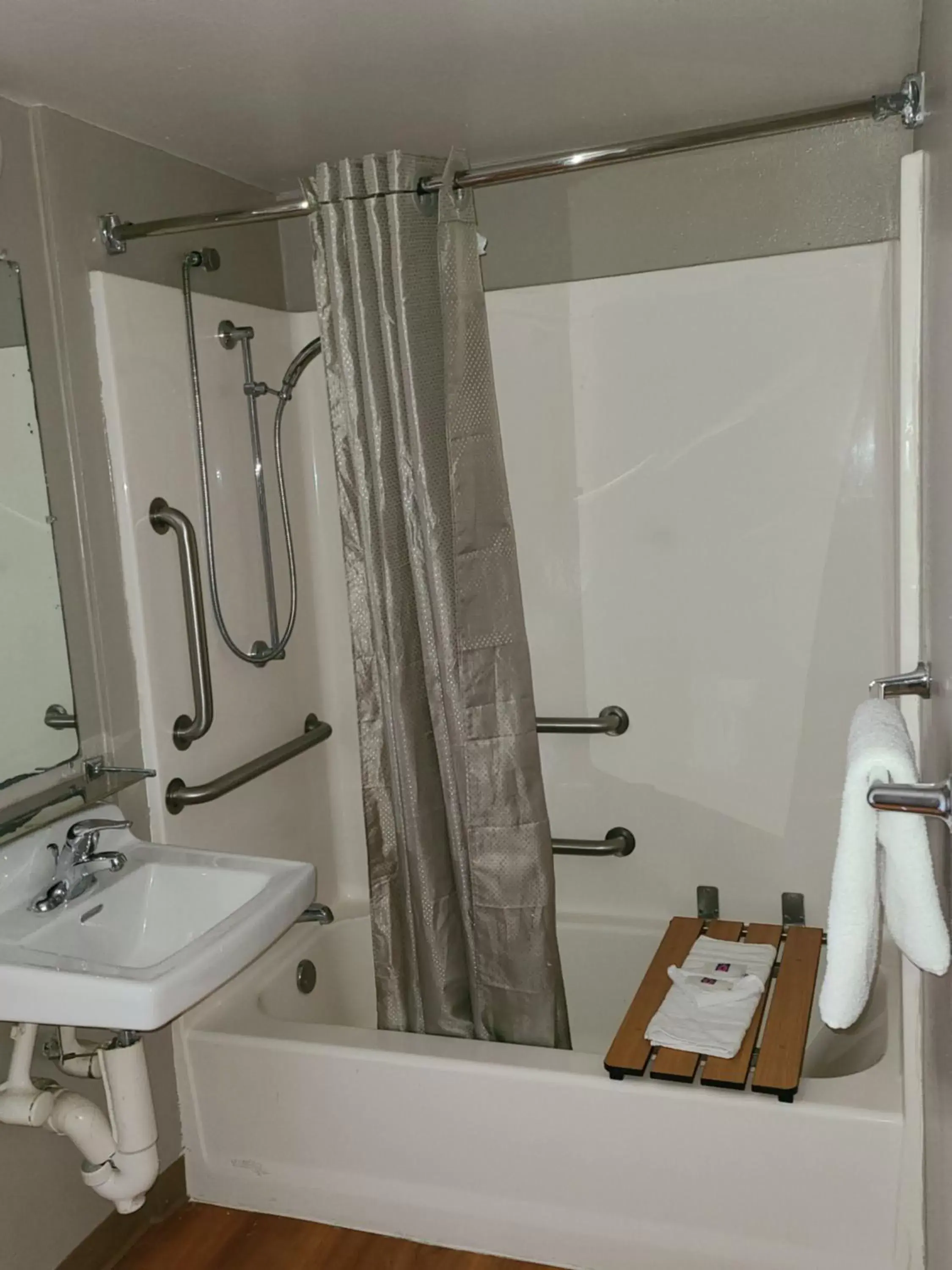 Bathroom in Motel 6-Laurel, DC - Washington Northeast Bathroom in Motel 6-Laurel, DC - Washington Northeast