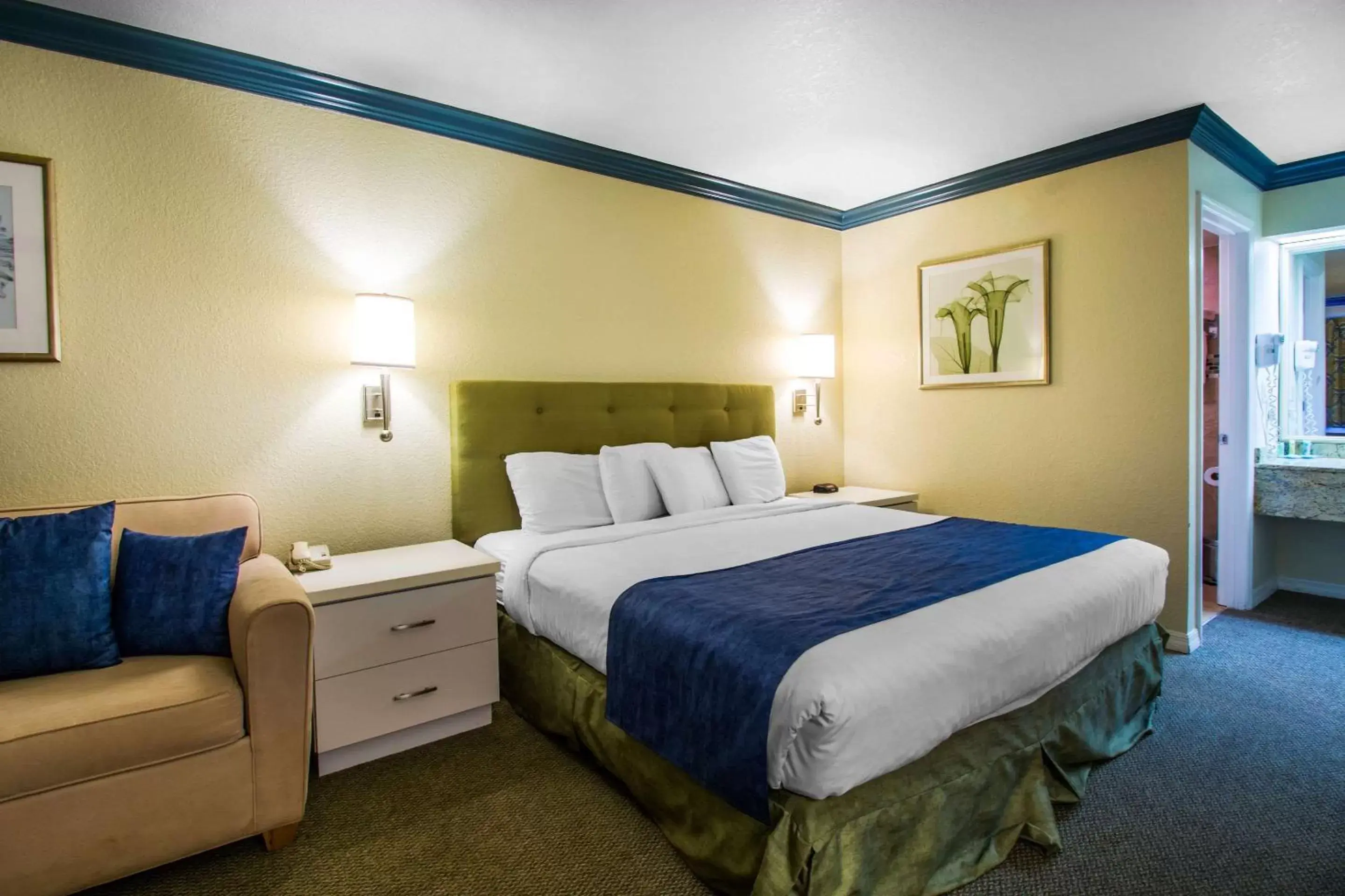 Photo of the whole room, Bed in Quality Inn Clermont West Kissimmee