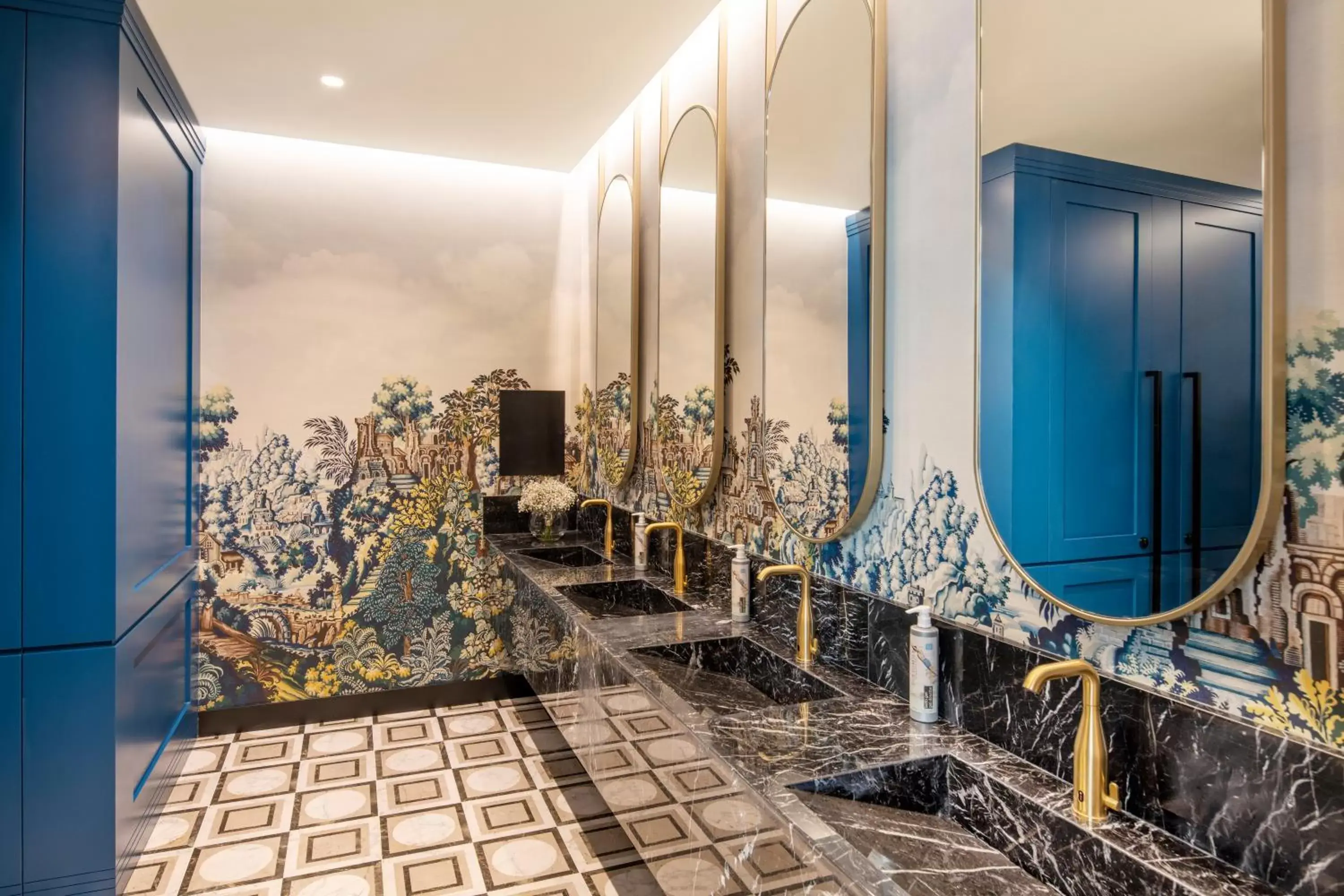 Bathroom in Renaissance Porto Lapa Hotel