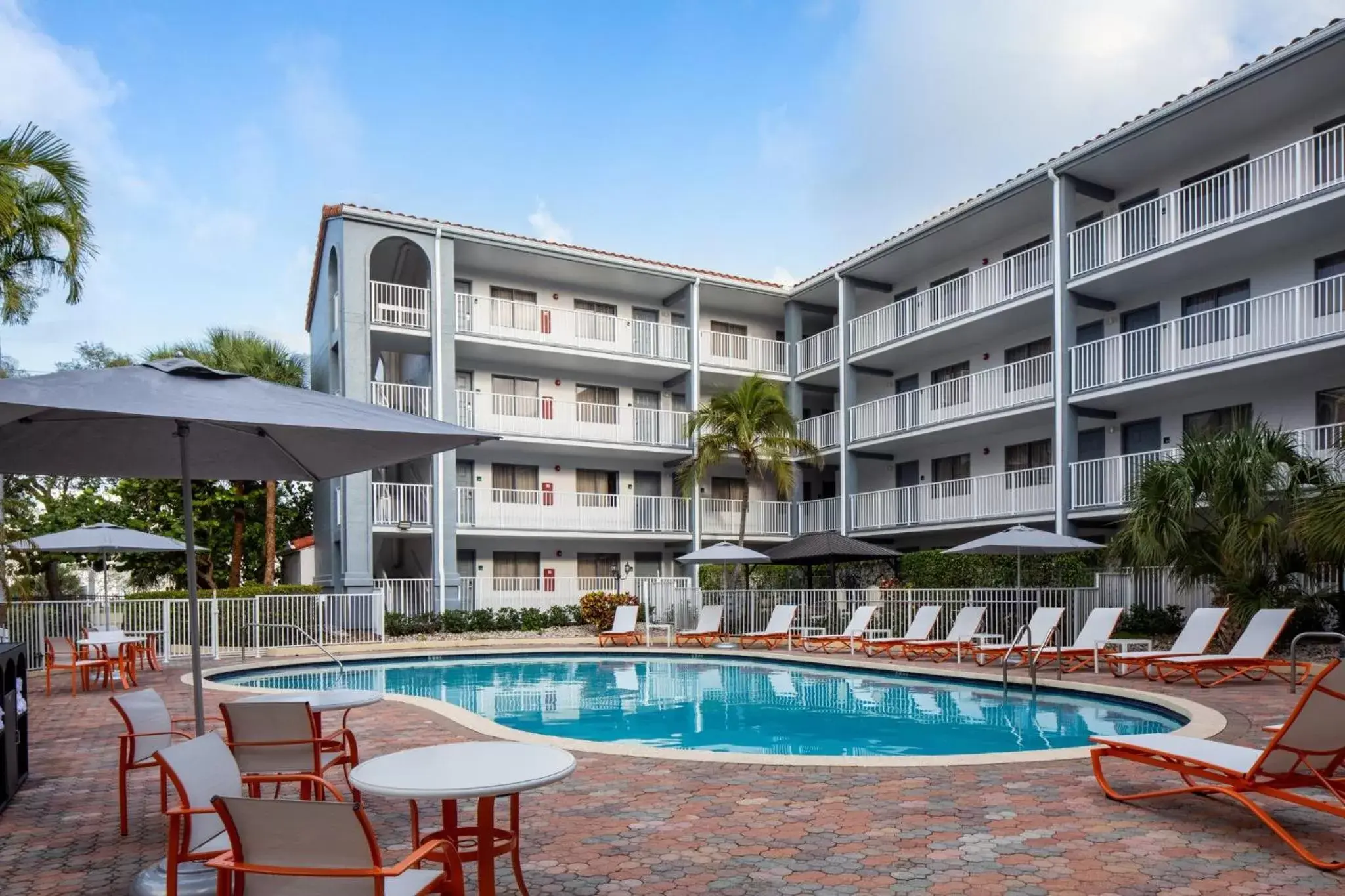 Swimming pool, Property Building in Holiday Inn & Suites Boca Raton - North