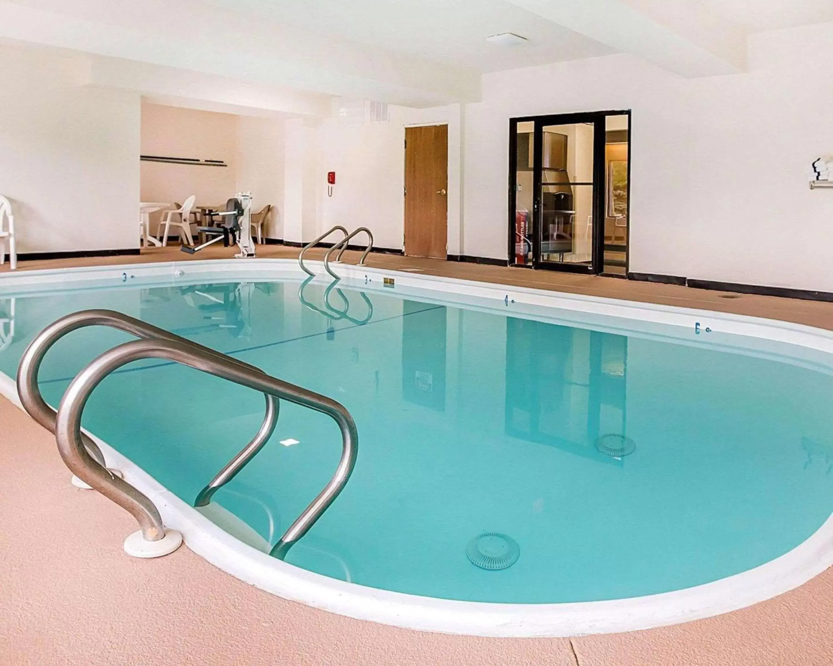 Swimming Pool in Comfort Inn & Suites near Tinley Park Amphitheater