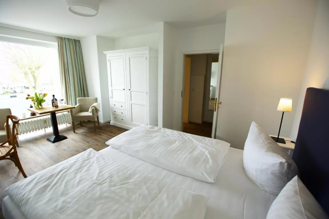 Photo of the whole room, Bed in ACQUA Strande Yachthotel & Restaurant