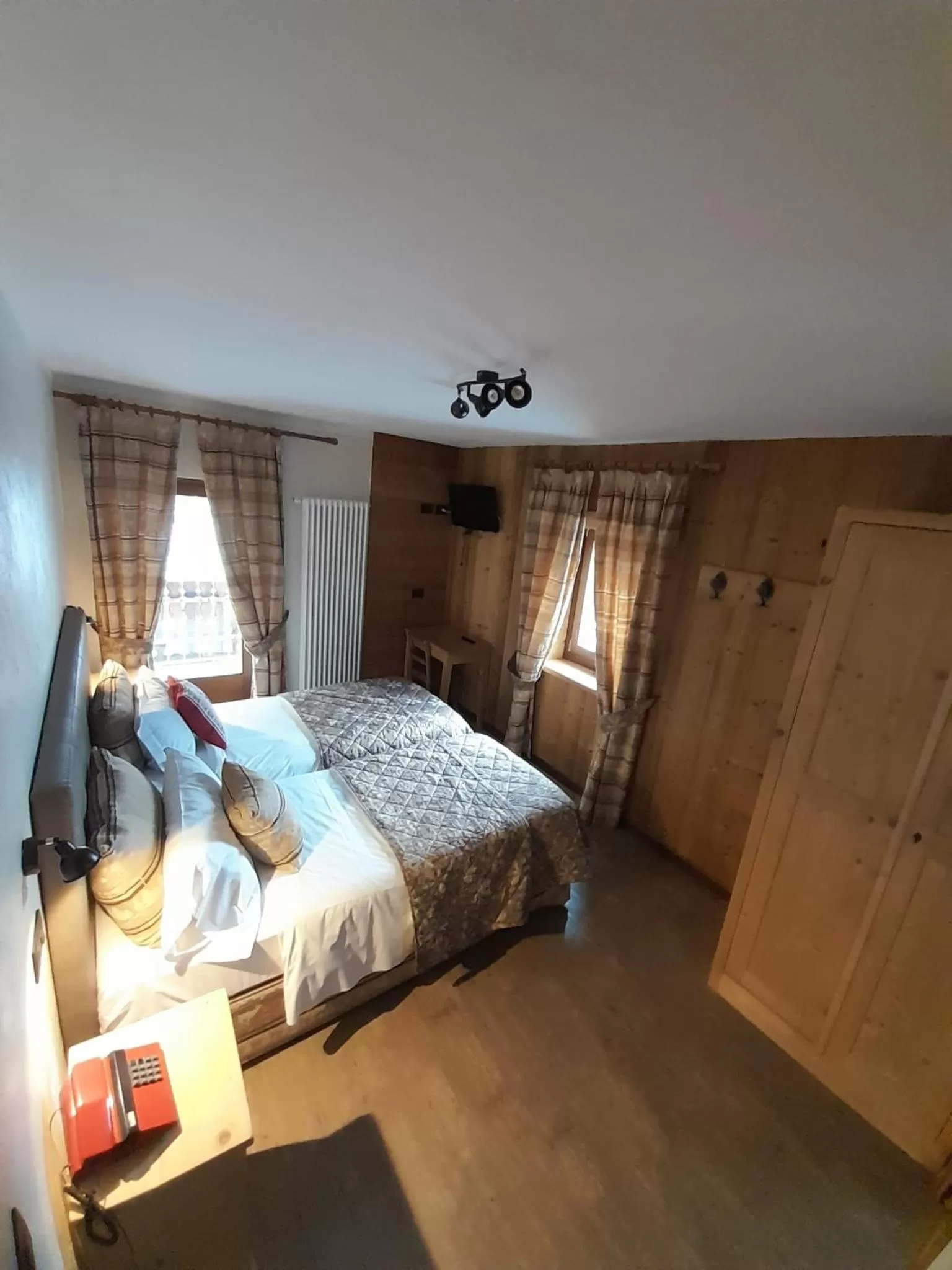 Photo of the whole room, Bed in Hotel Astoria