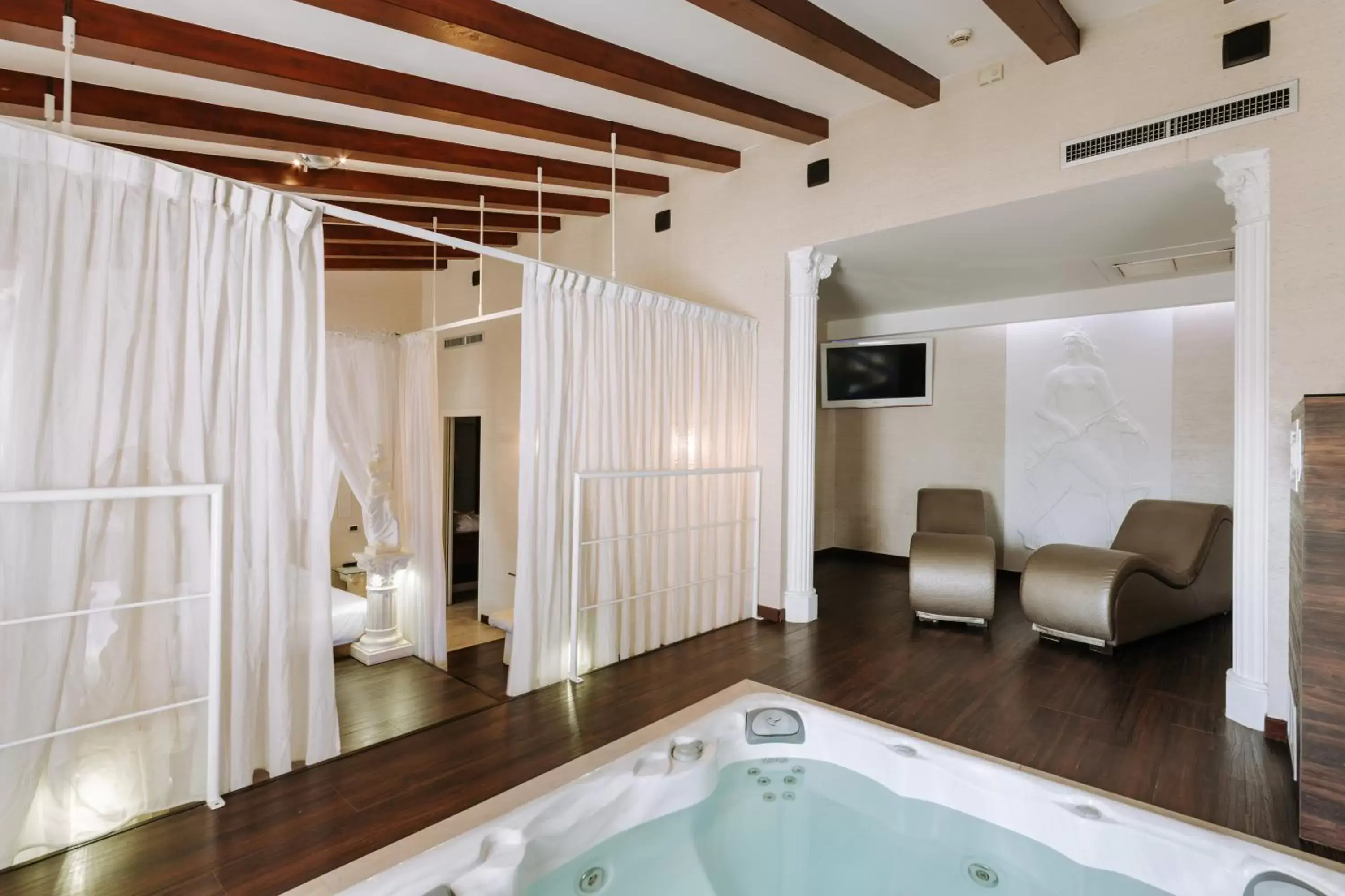 Hot Tub, Bathroom in Hotel Motel Prestige