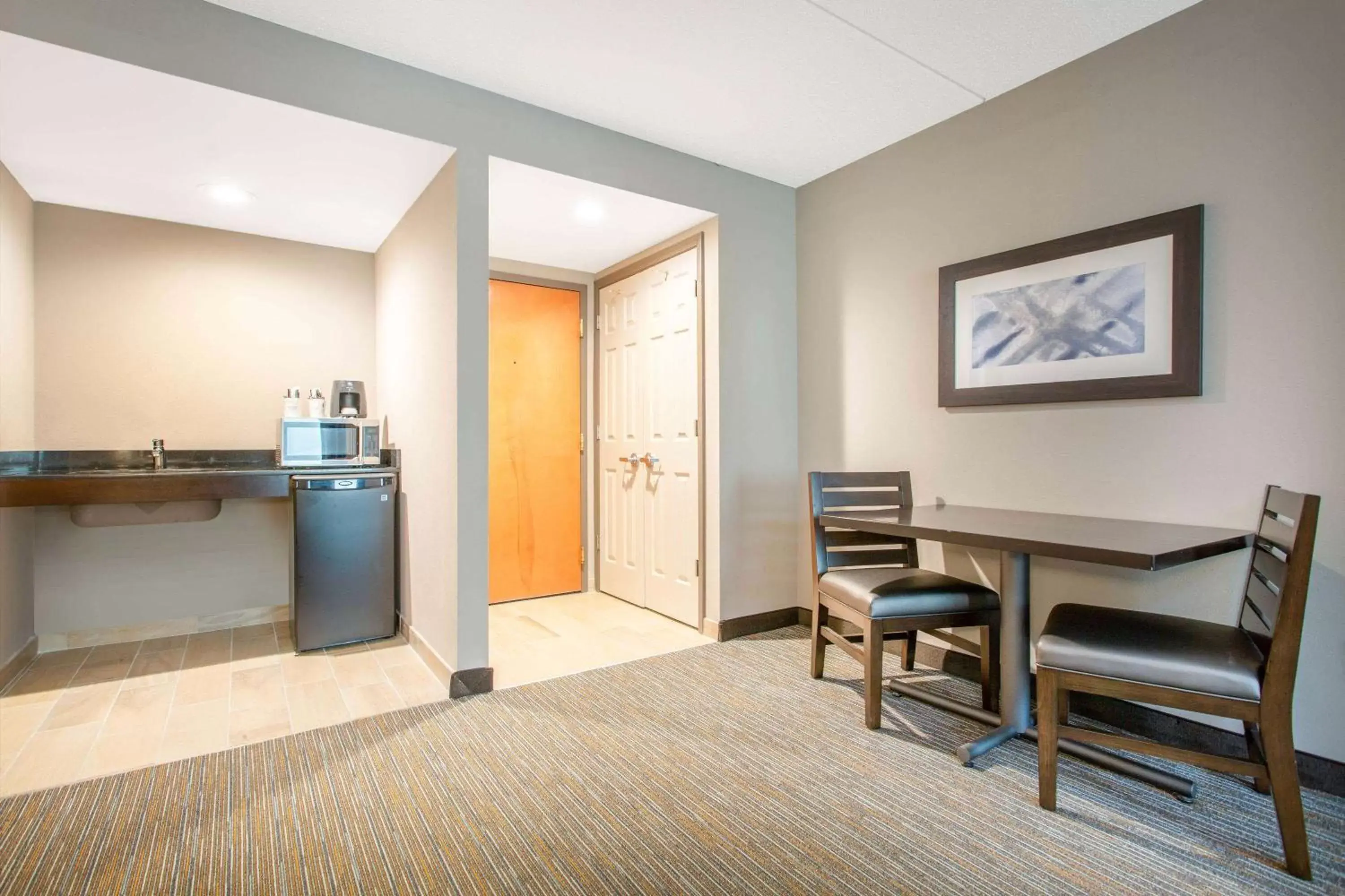 Kitchen or kitchenette in La Quinta Inn & Suites by Wyndham Mooresville