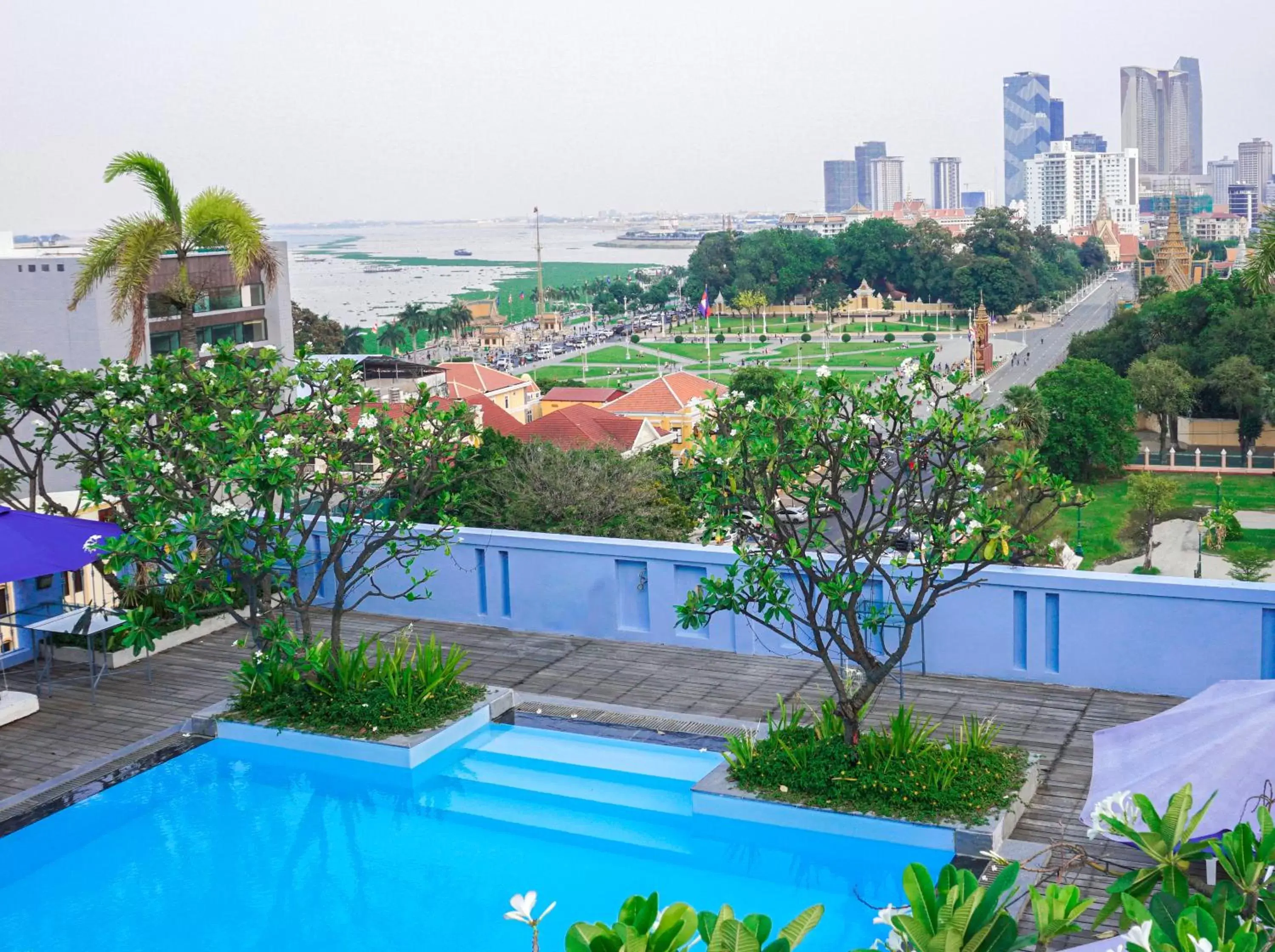 Garden, Swimming Pool in The Frangipani Royal Palace Hotel