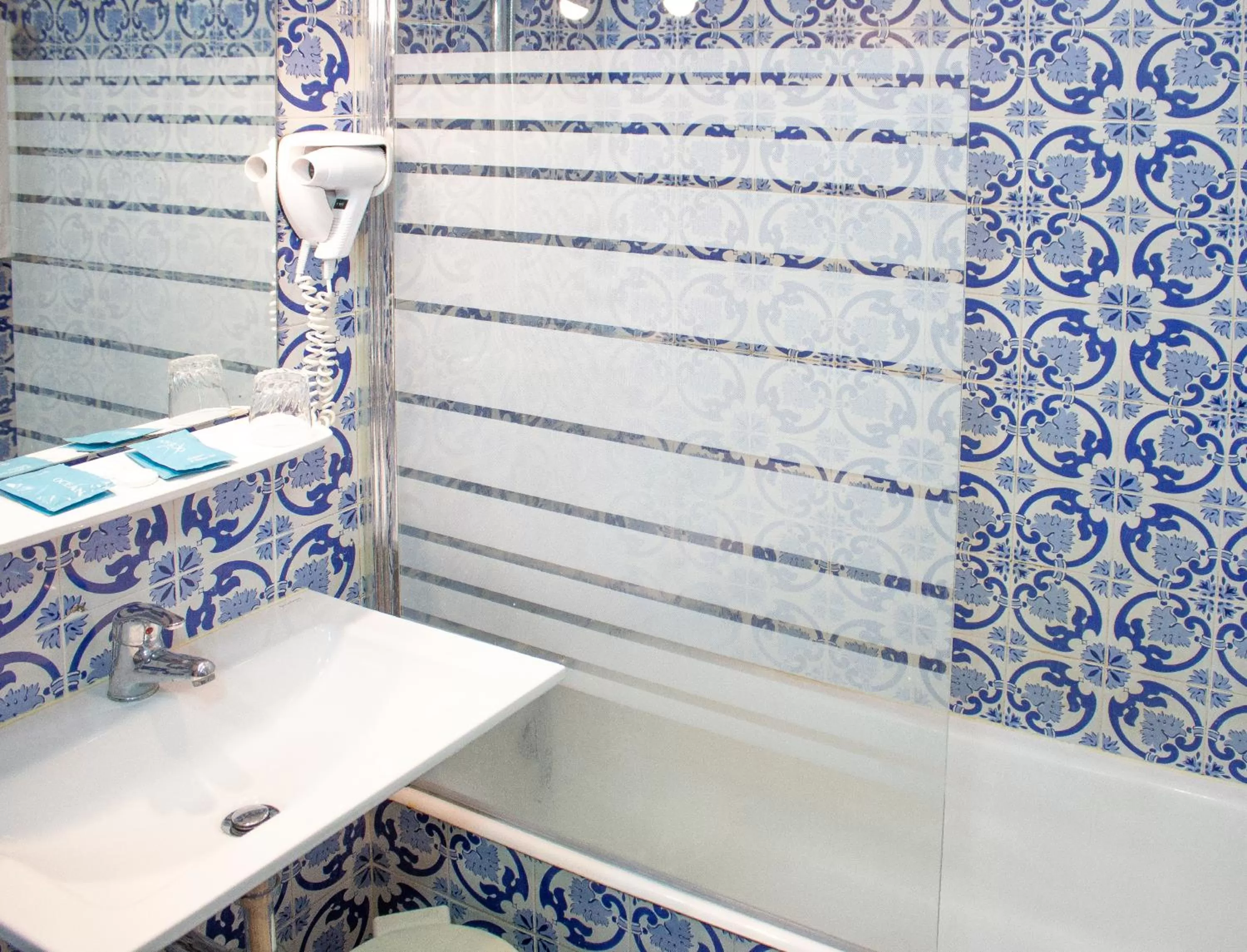 Bathroom in Rainha Santa Isabel - Óbidos History Hotel