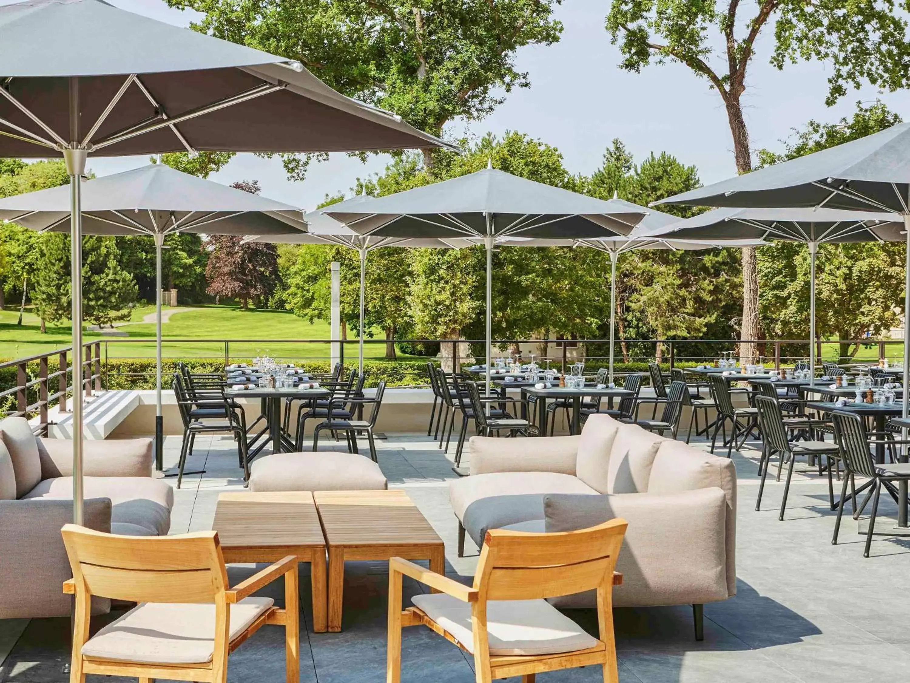 Lounge or bar, Restaurant/Places to Eat in Le Domaine des Vanneaux Golf et Spa Mgallery