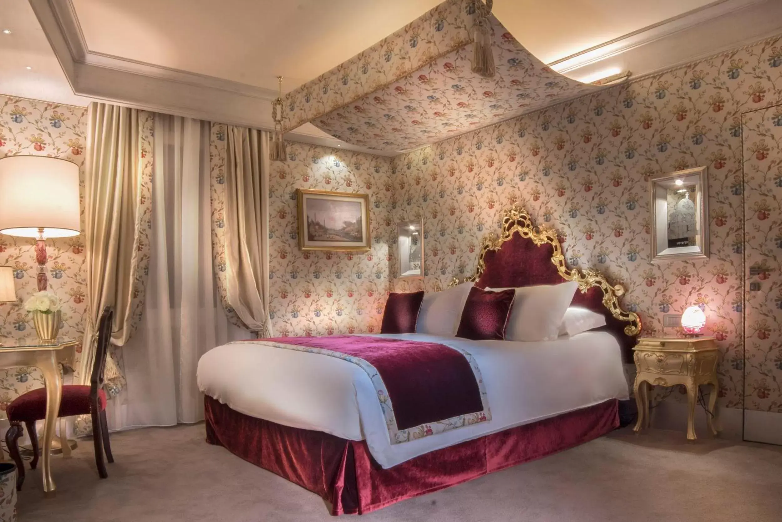Bed in Hotel Papadopoli Venezia - MGallery Collection