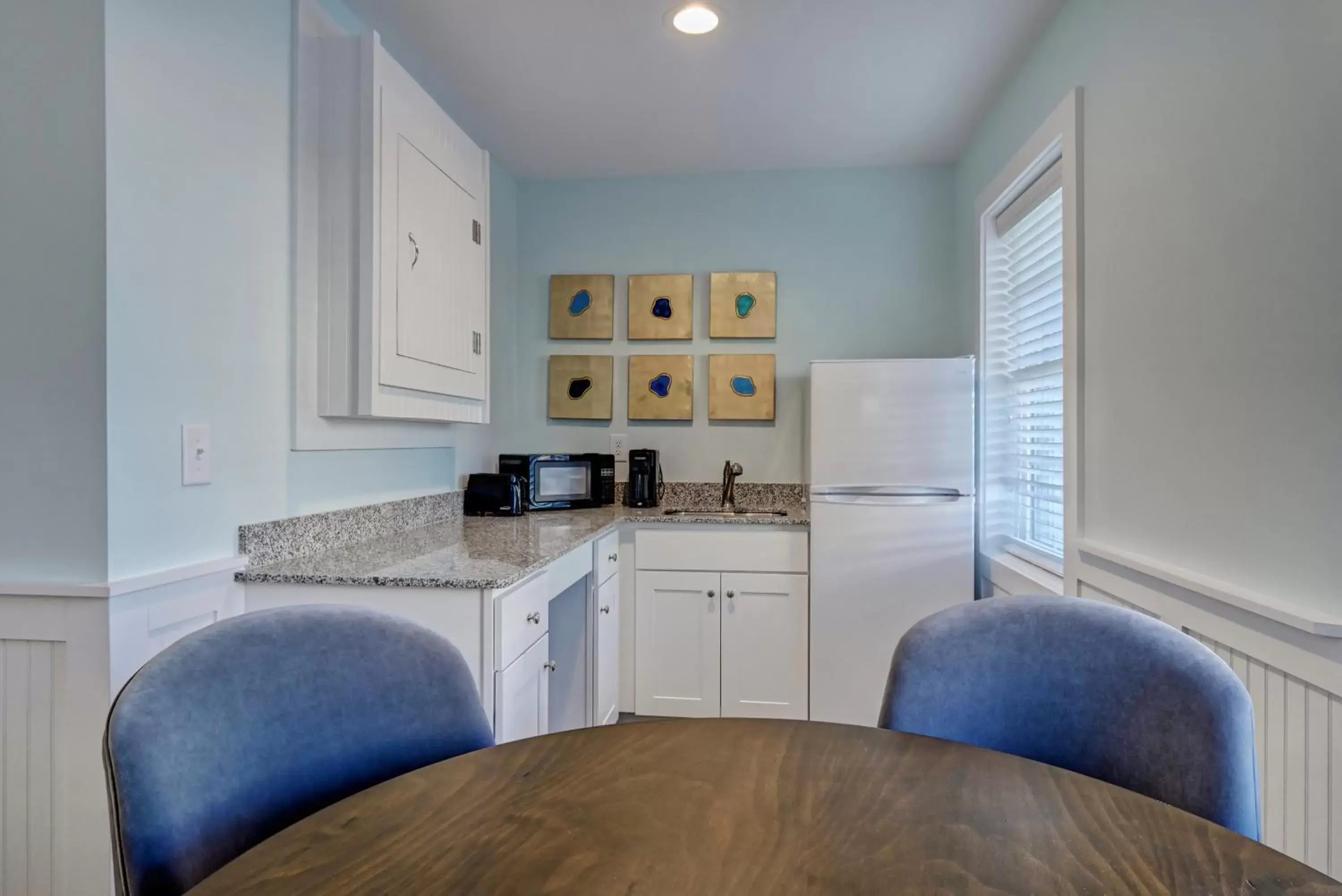 Property building, Kitchen/Kitchenette in Loggerhead Inn and Suites by Carolina Retreats