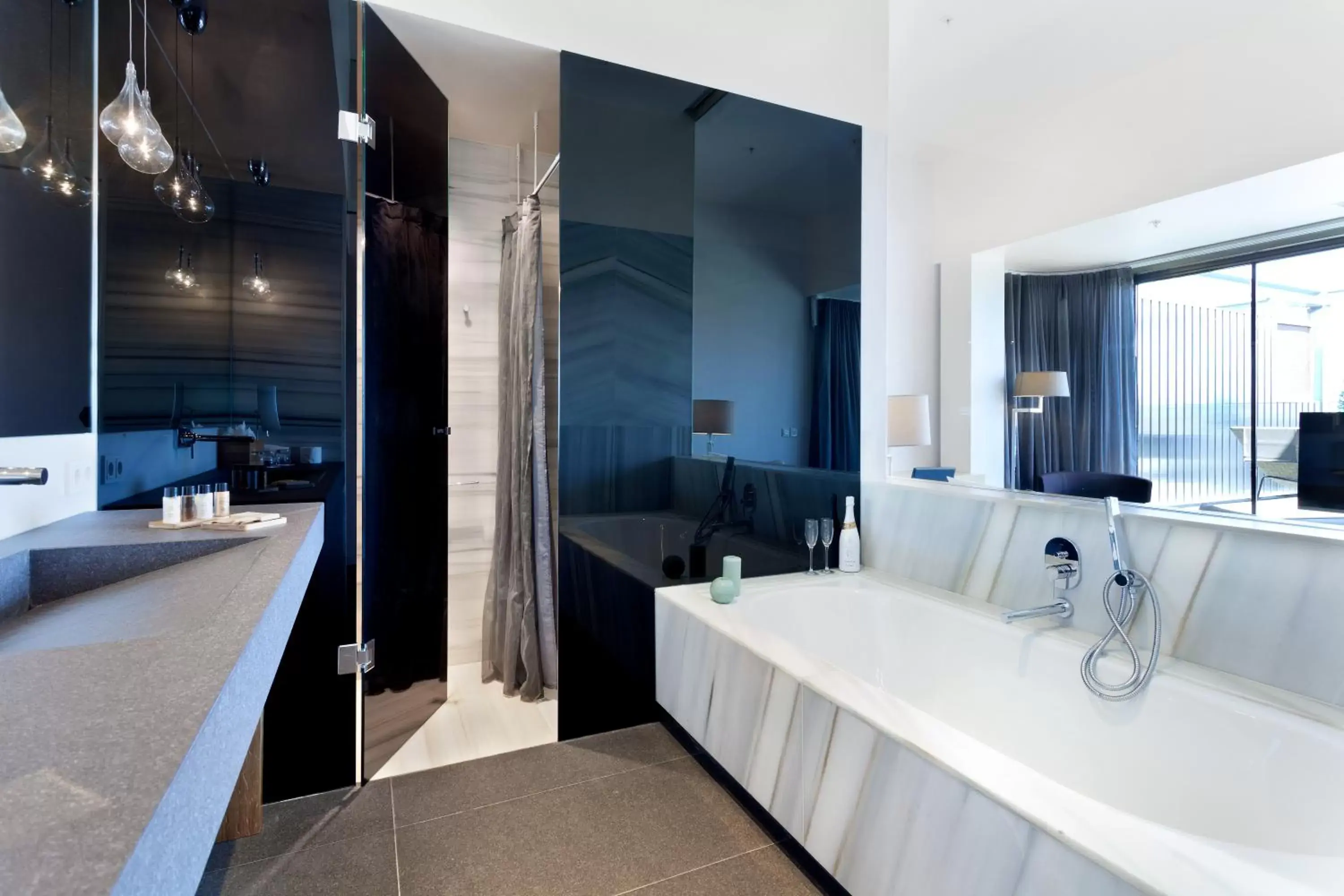 Photo of the whole room, Bathroom in Hotel Royal Passeig de Gracia