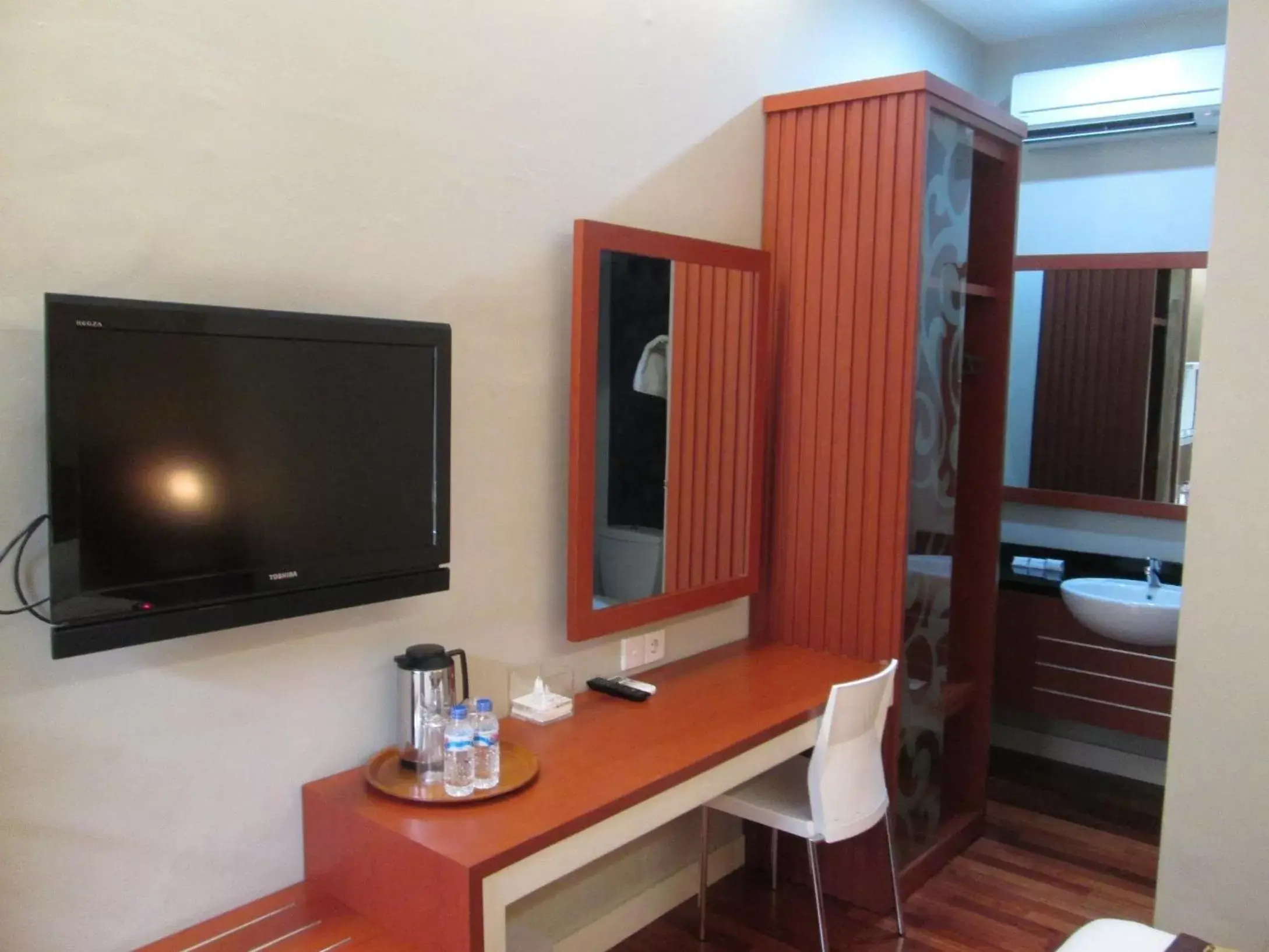 TV and multimedia, TV/Entertainment Center in Hotel Trio Indah 2