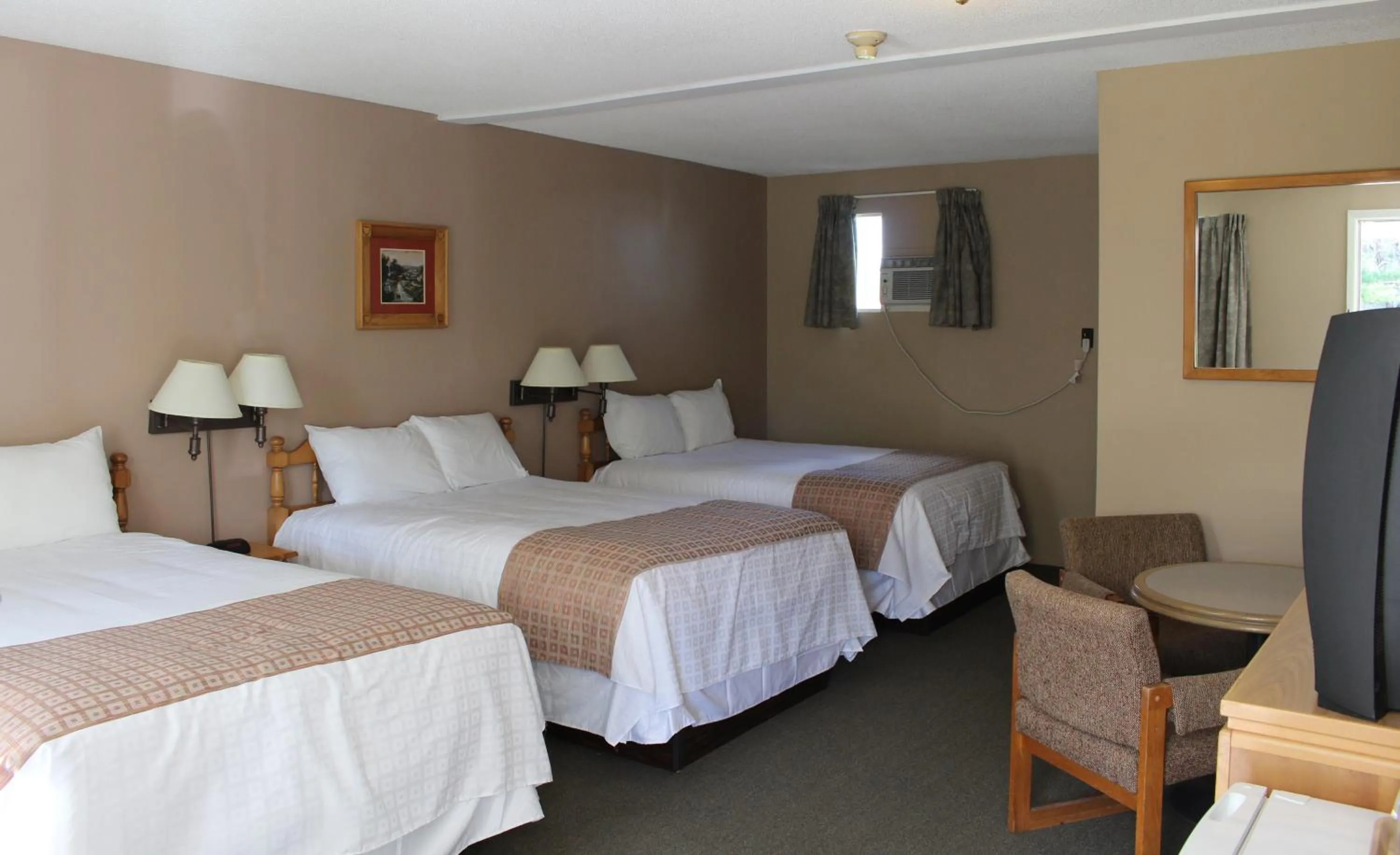 Photo of the whole room in Colonial Resort-1000Islands