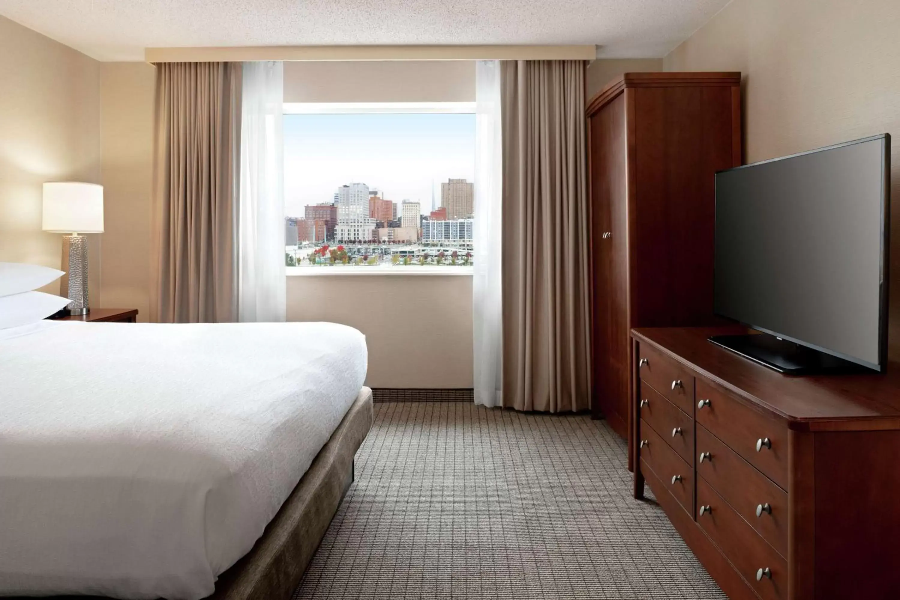 Bedroom, TV/Entertainment Center in Embassy Suites Cincinnati - RiverCenter