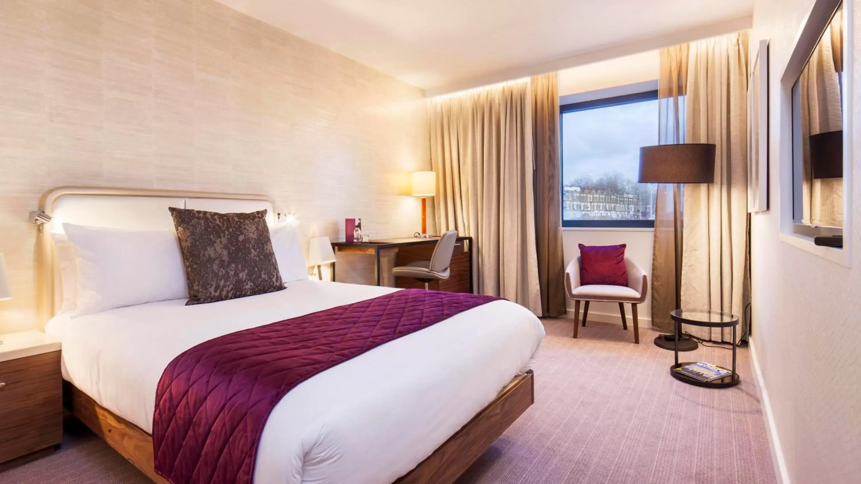 Photo of the whole room, Bed in Crowne Plaza London Kings Cross, an IHG Hotel