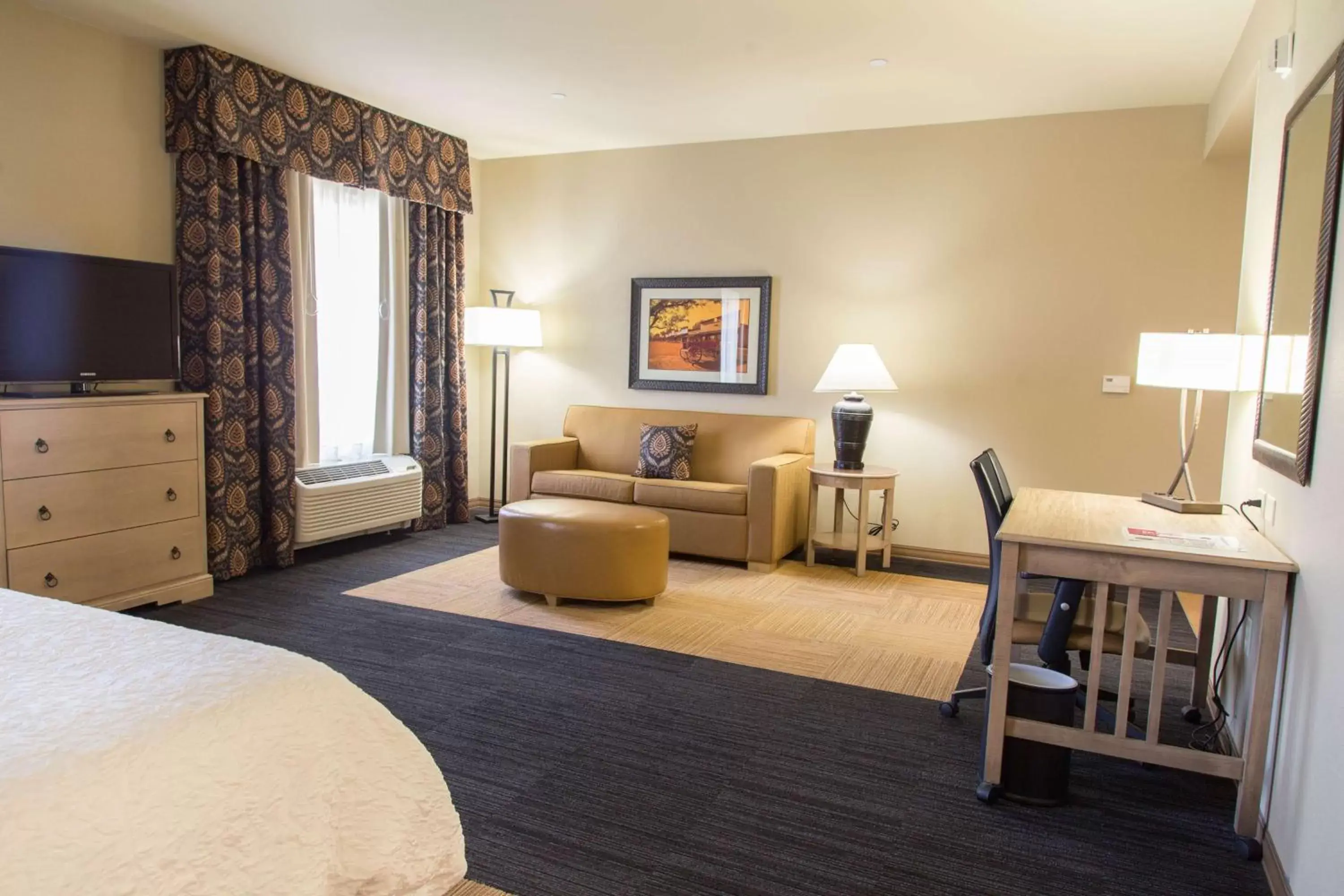 Bedroom, Seating Area in Hampton Inn & Suites Dodge City