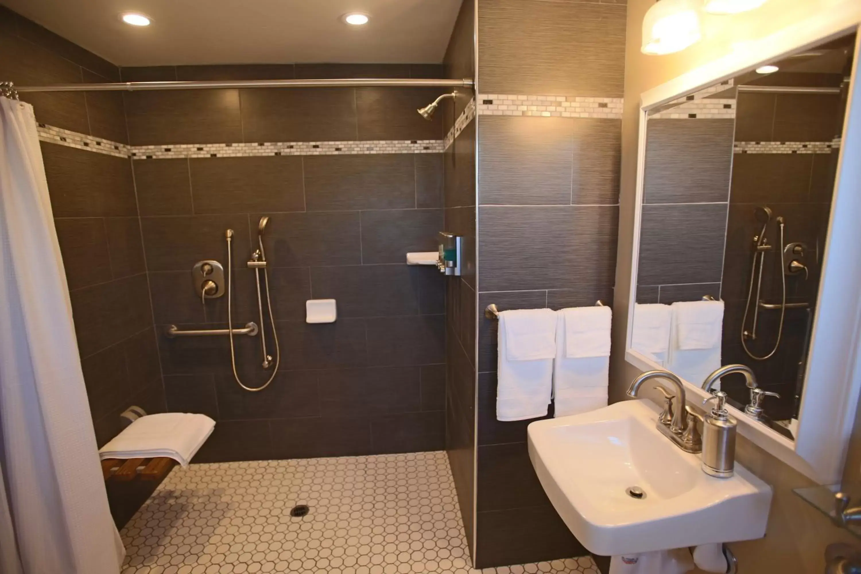 Shower, Bathroom in New Haven Inn