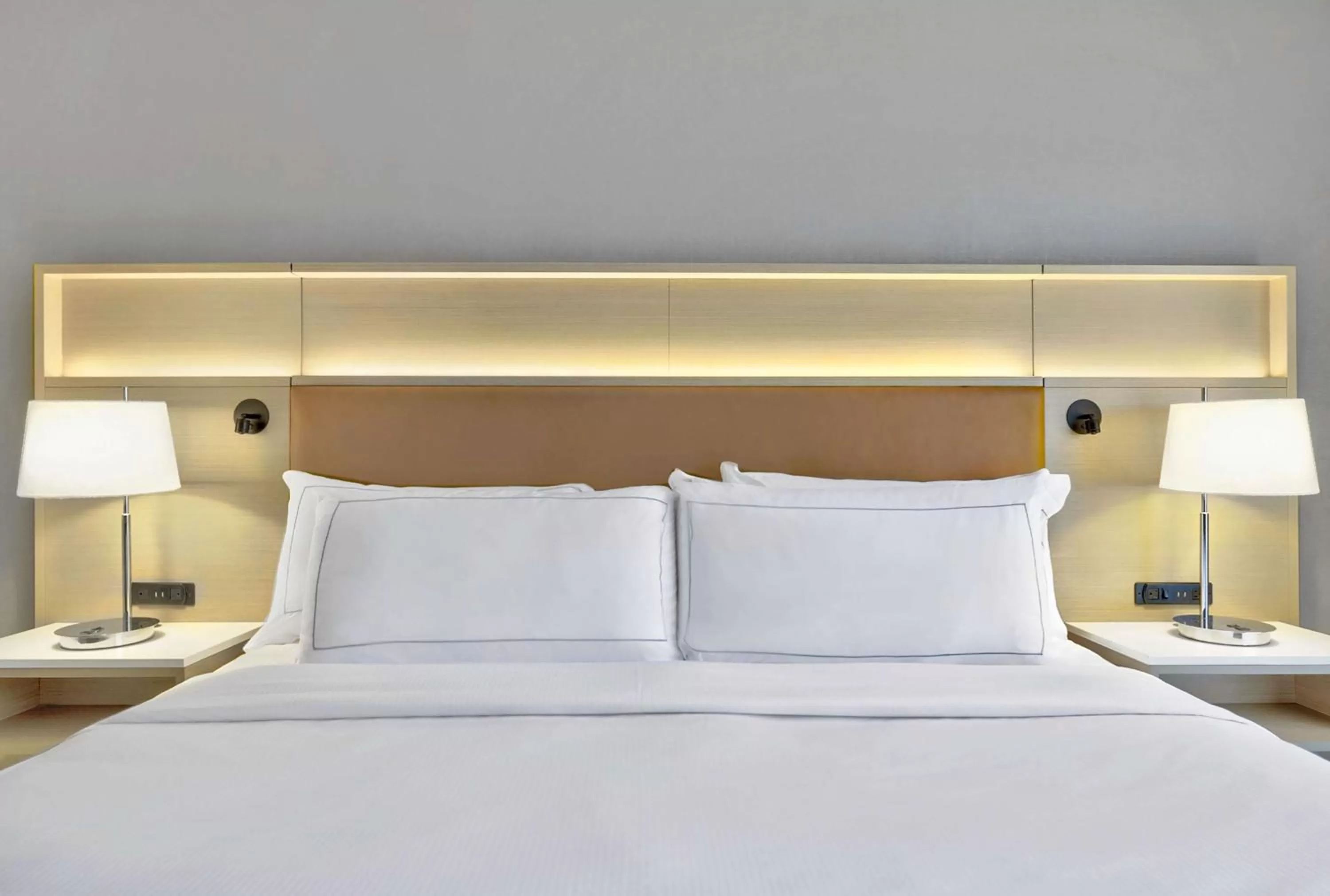 Bed in DoubleTree by Hilton Davenport