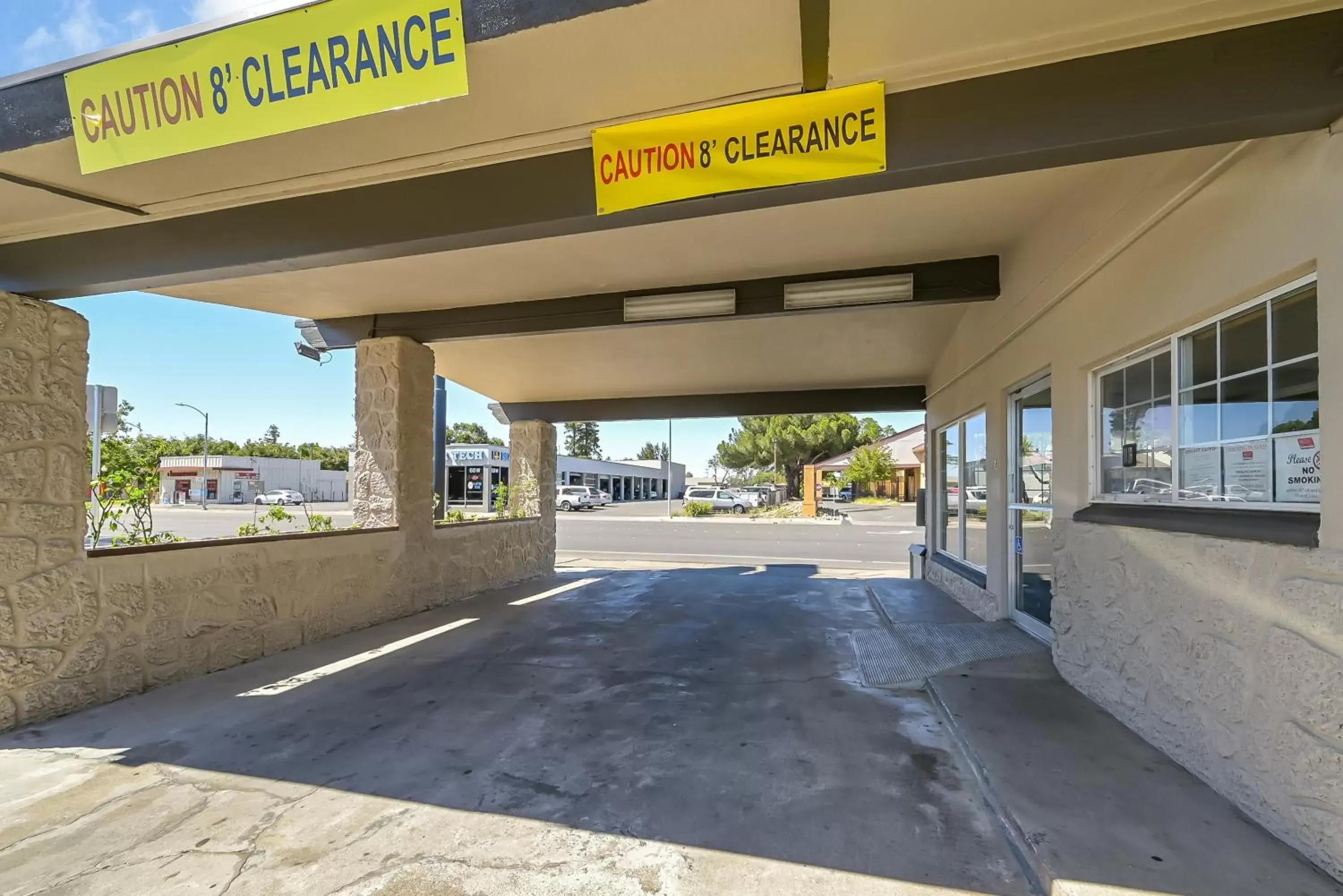 Property building, Swimming Pool in Econo Lodge Woodland near I-5