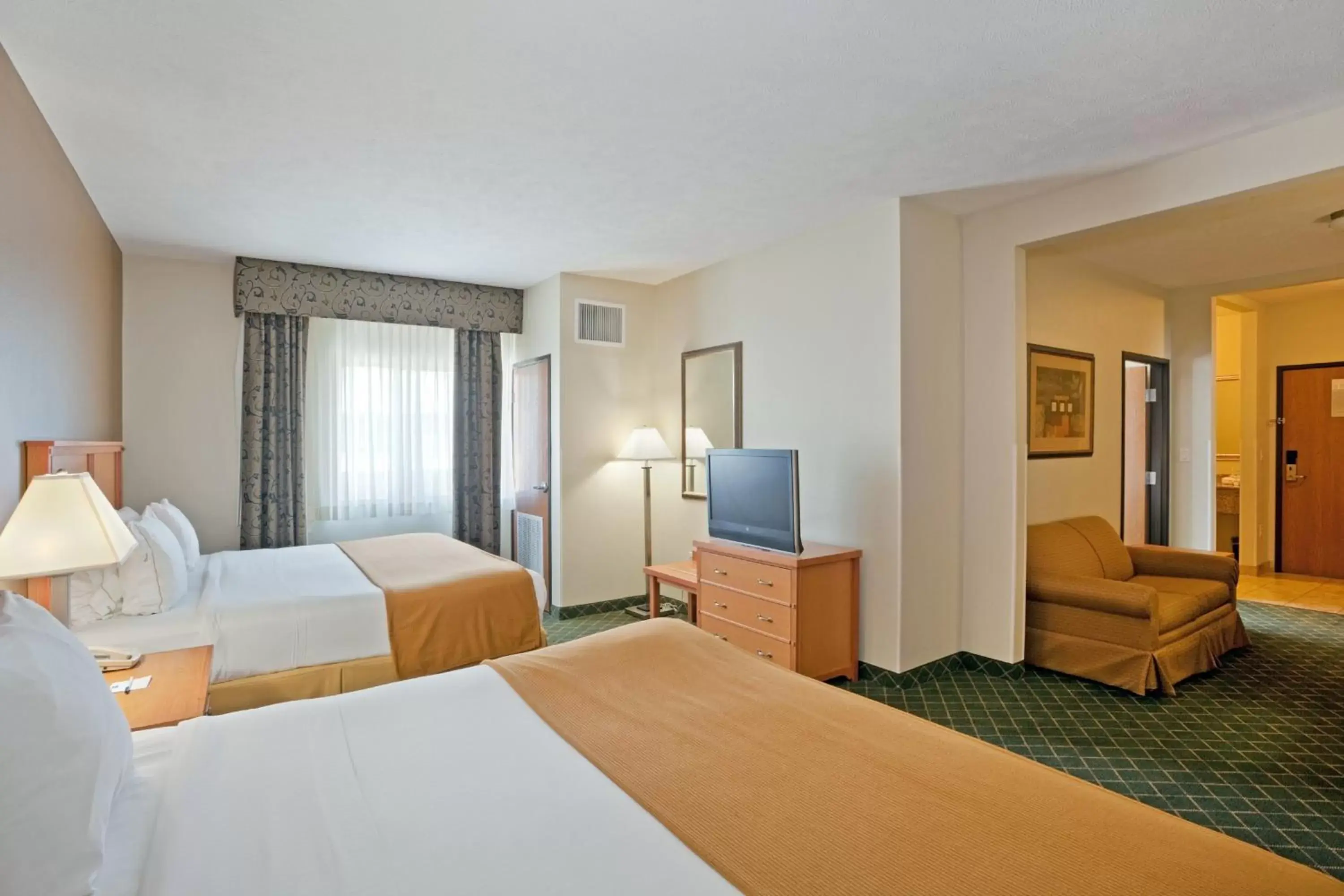 Photo of the whole room, Bed in Holiday Inn Express Hotel & Suites Lincoln South, an IHG Hotel