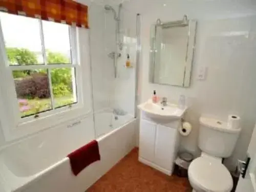 Bathroom in Elphinstone Hotel