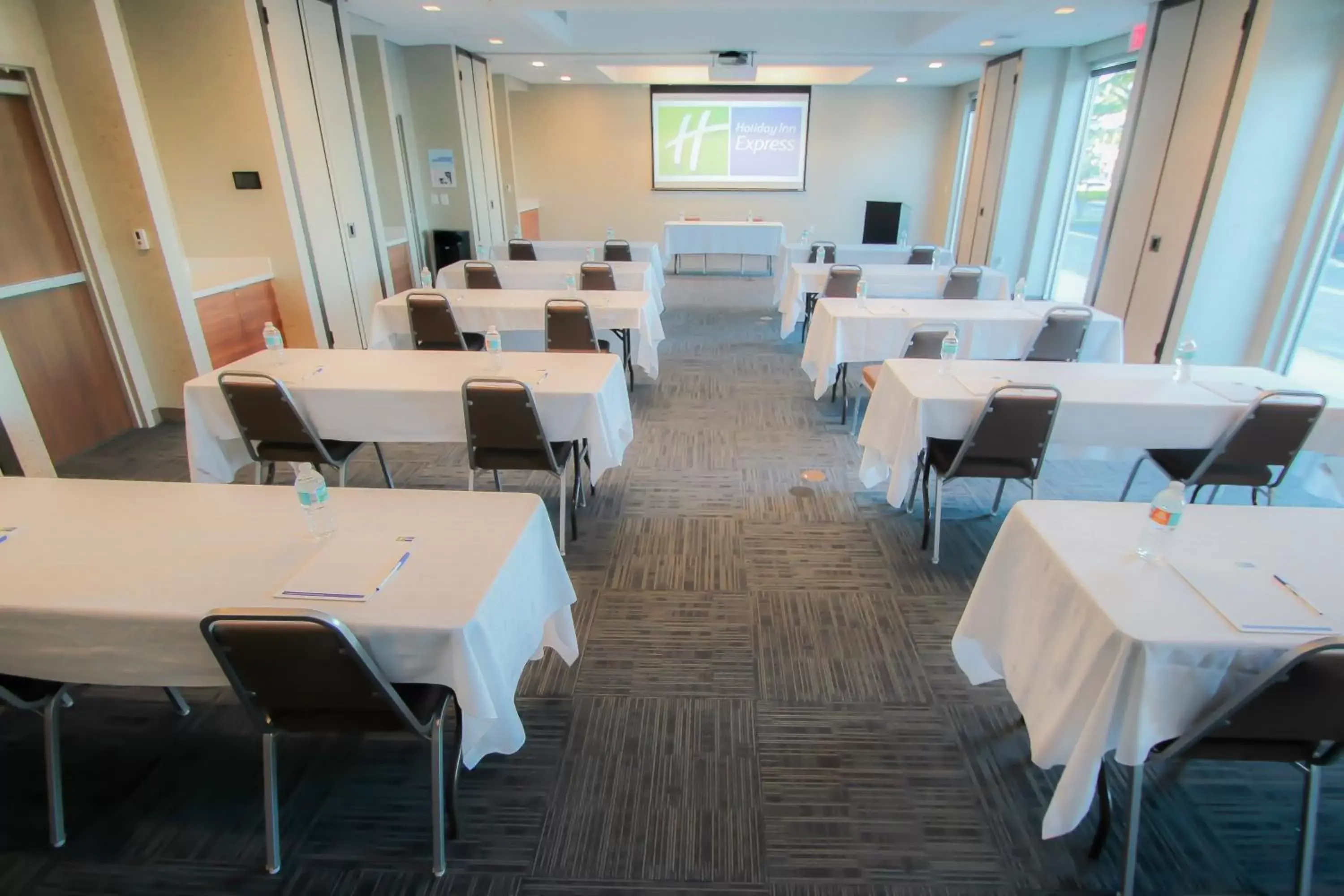 Meeting/conference room, Restaurant/Places to Eat in Holiday Inn Express & Suites Miami Airport East, an IHG Hotel