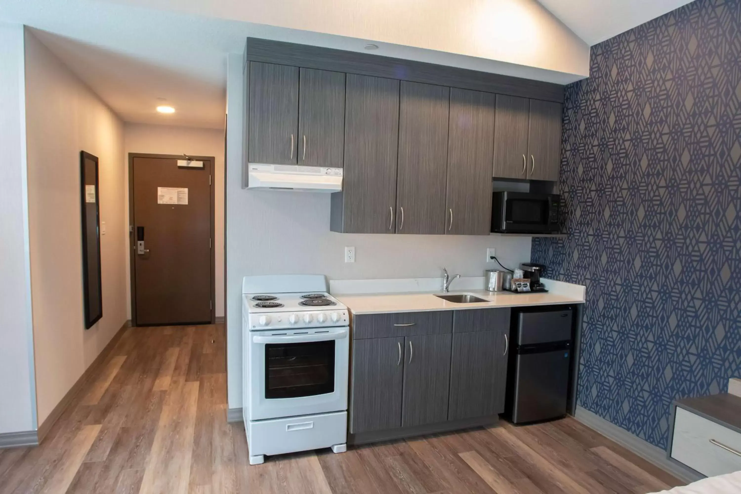 Kitchen or kitchenette, Kitchen/Kitchenette in Best Western Plus Prince George