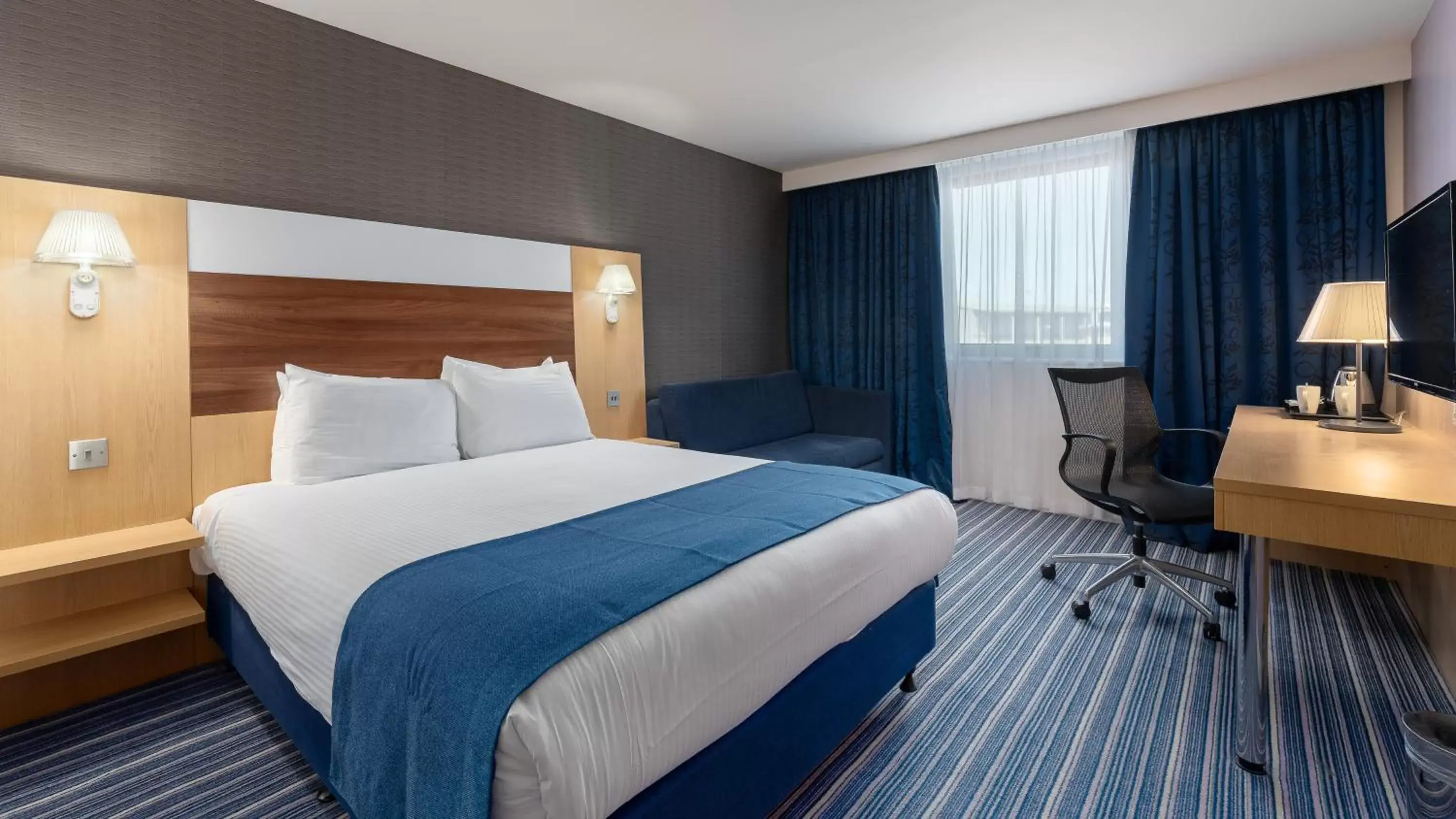 Bed in Holiday Inn Express Leigh - Sports Village, an IHG Hotel