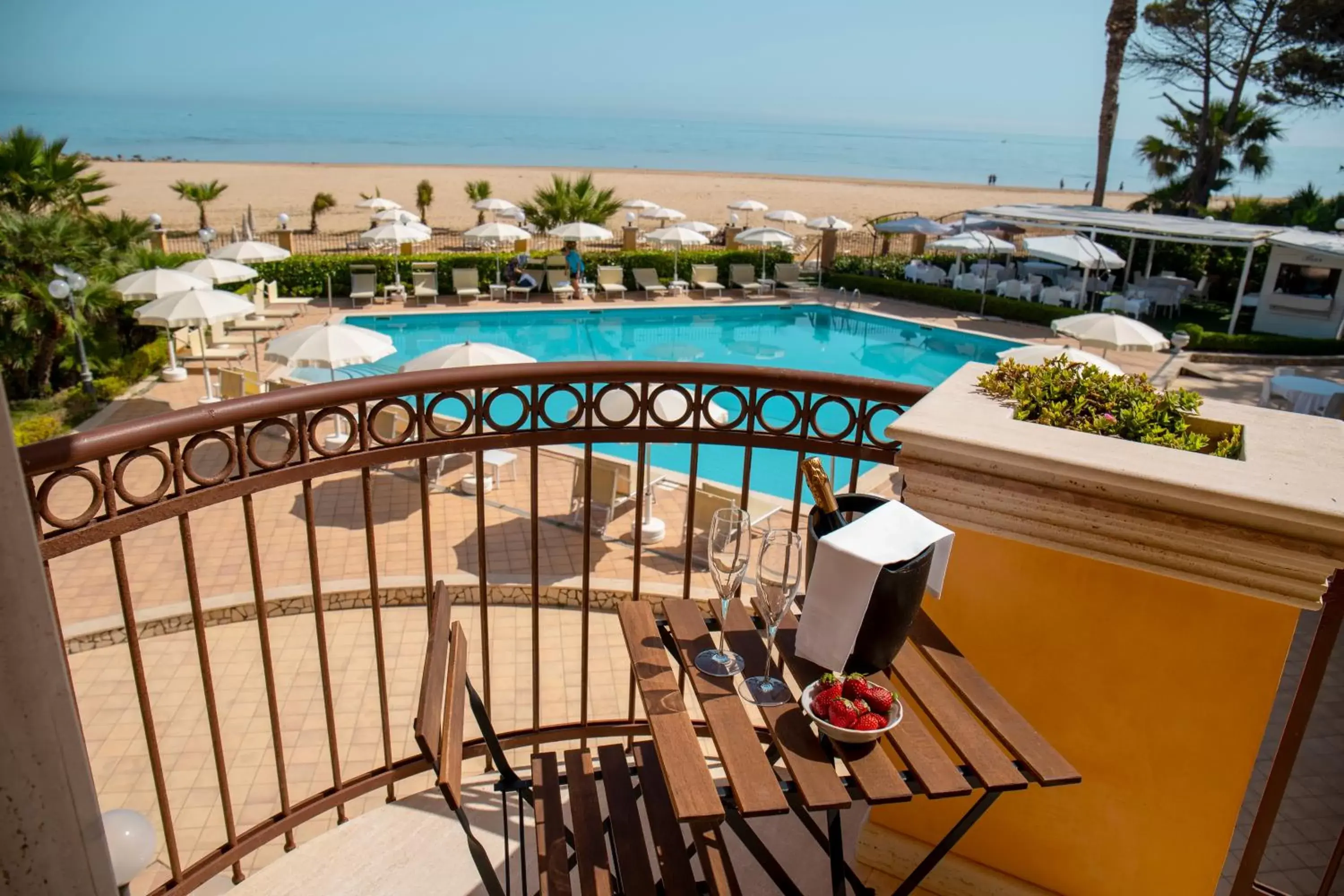 Pool View in Hotel Villa Romana