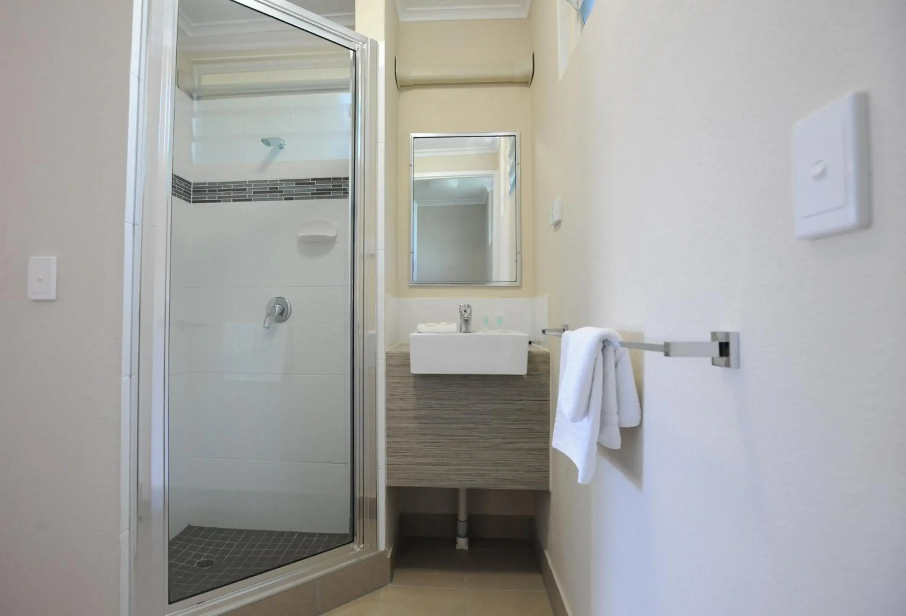 Shower, Bathroom in Shoredrive Motel