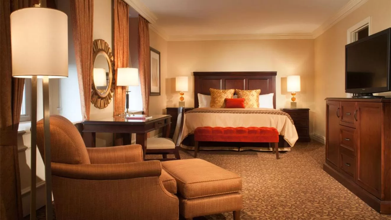 Photo of the whole room, Bed in Omni William Penn Hotel