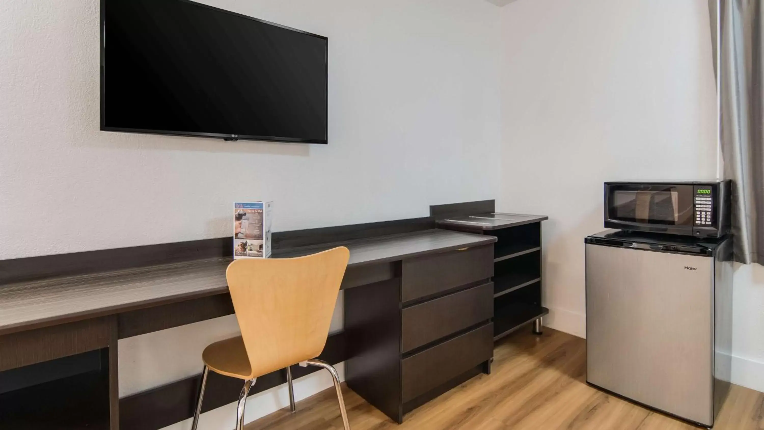 Photo of the whole room in Motel 6-Addison, TX - Dallas Photo of the whole room in Motel 6-Addison, TX - Dallas