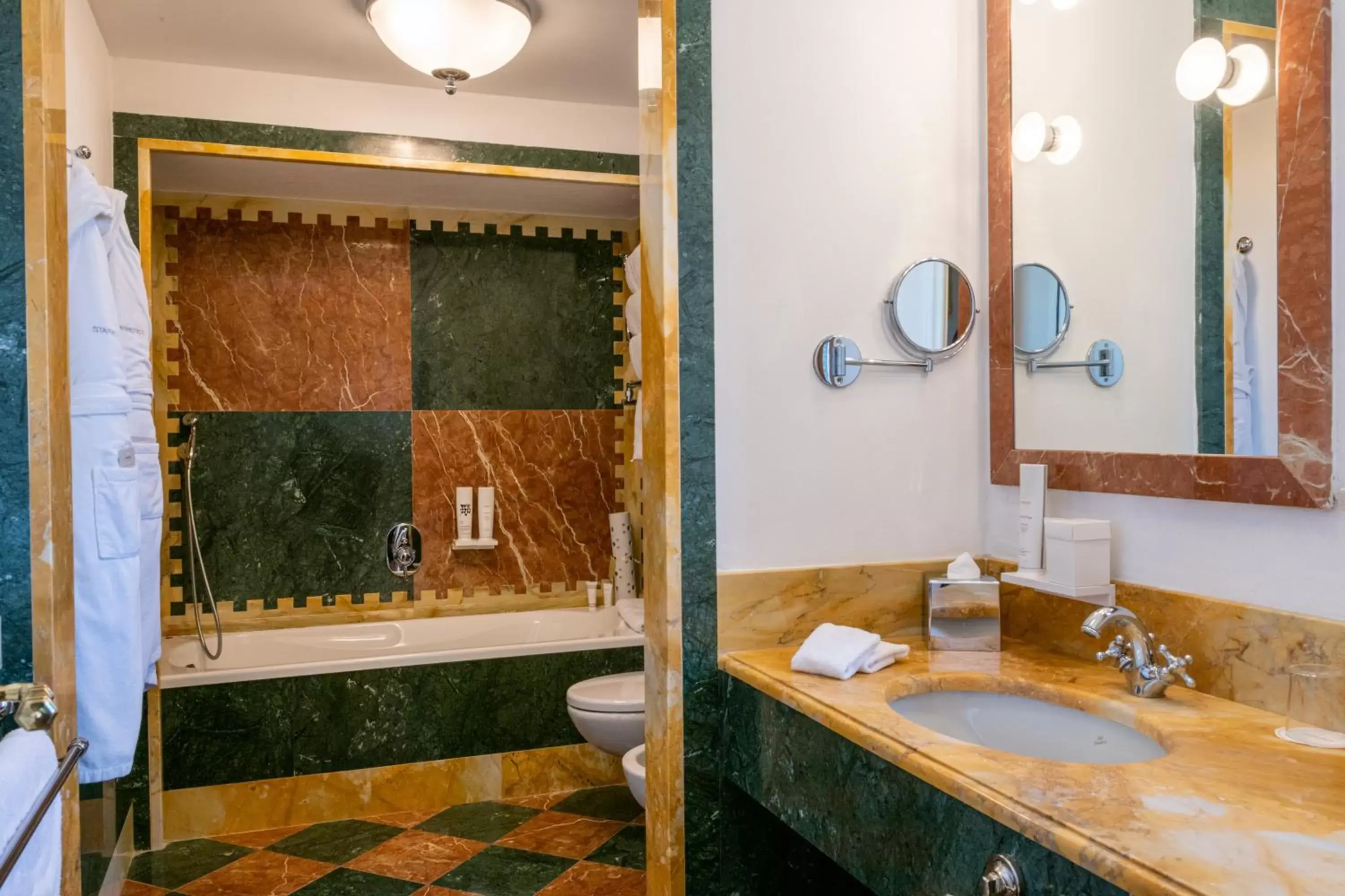 Bathroom in Grand Hotel Continental Siena - Starhotels Collezione