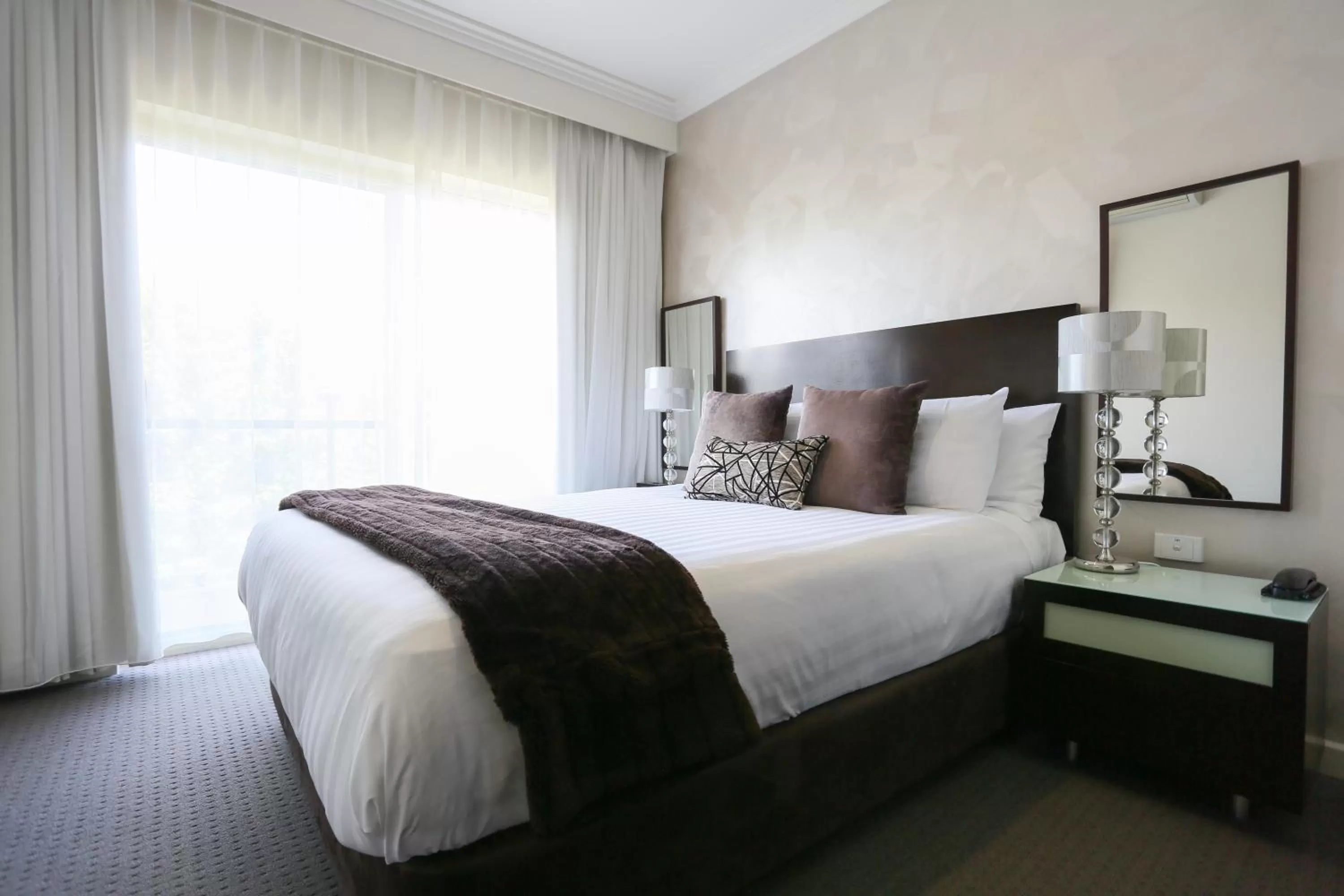 Two-Bedroom Apartment with Laundry, Bath, Kitchenette in Best Western Plus Hovell Tree Inn