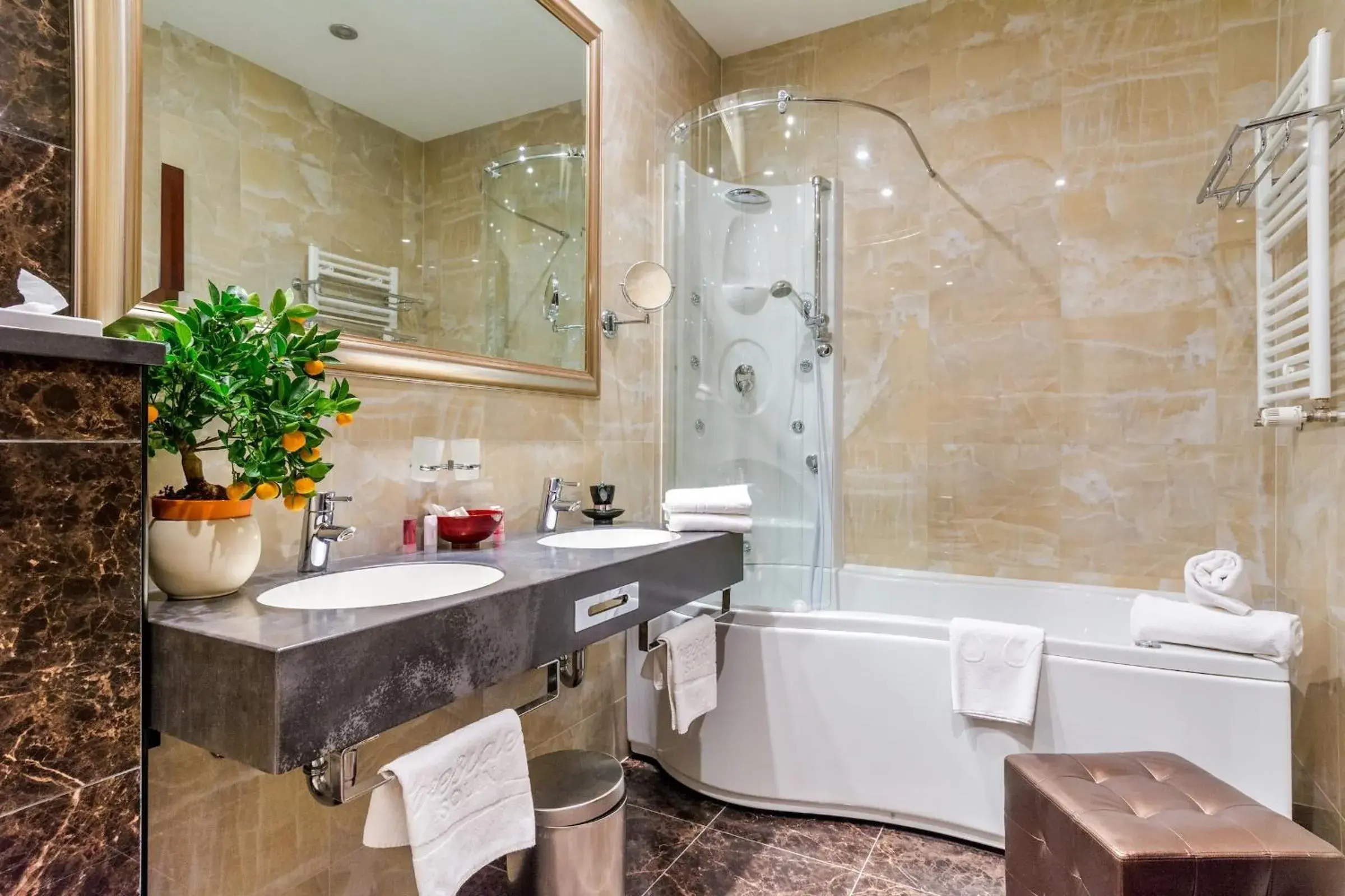 Shower, Bathroom in Hotel President Solin