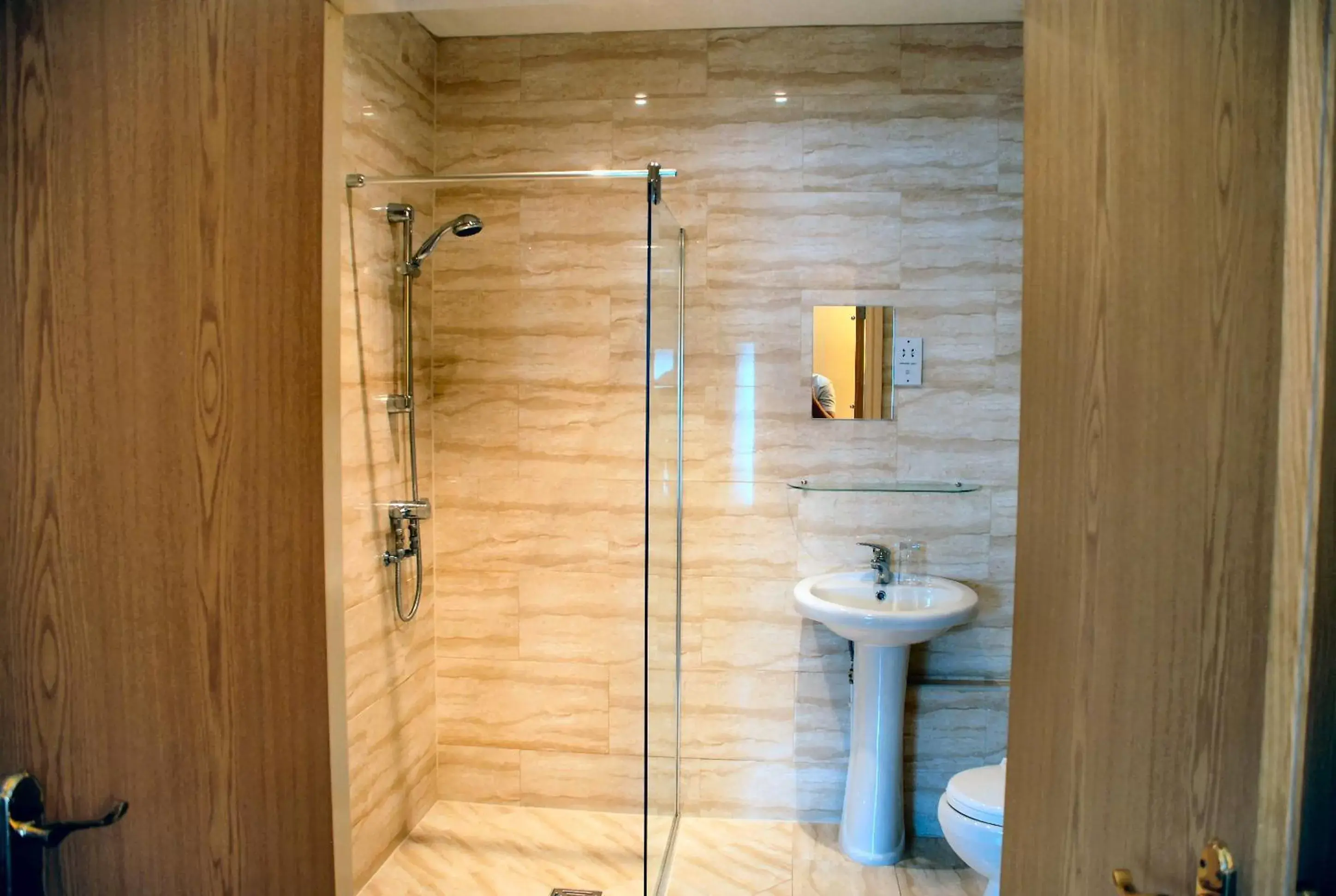 Shower, Bathroom in Beech Mount Hotel