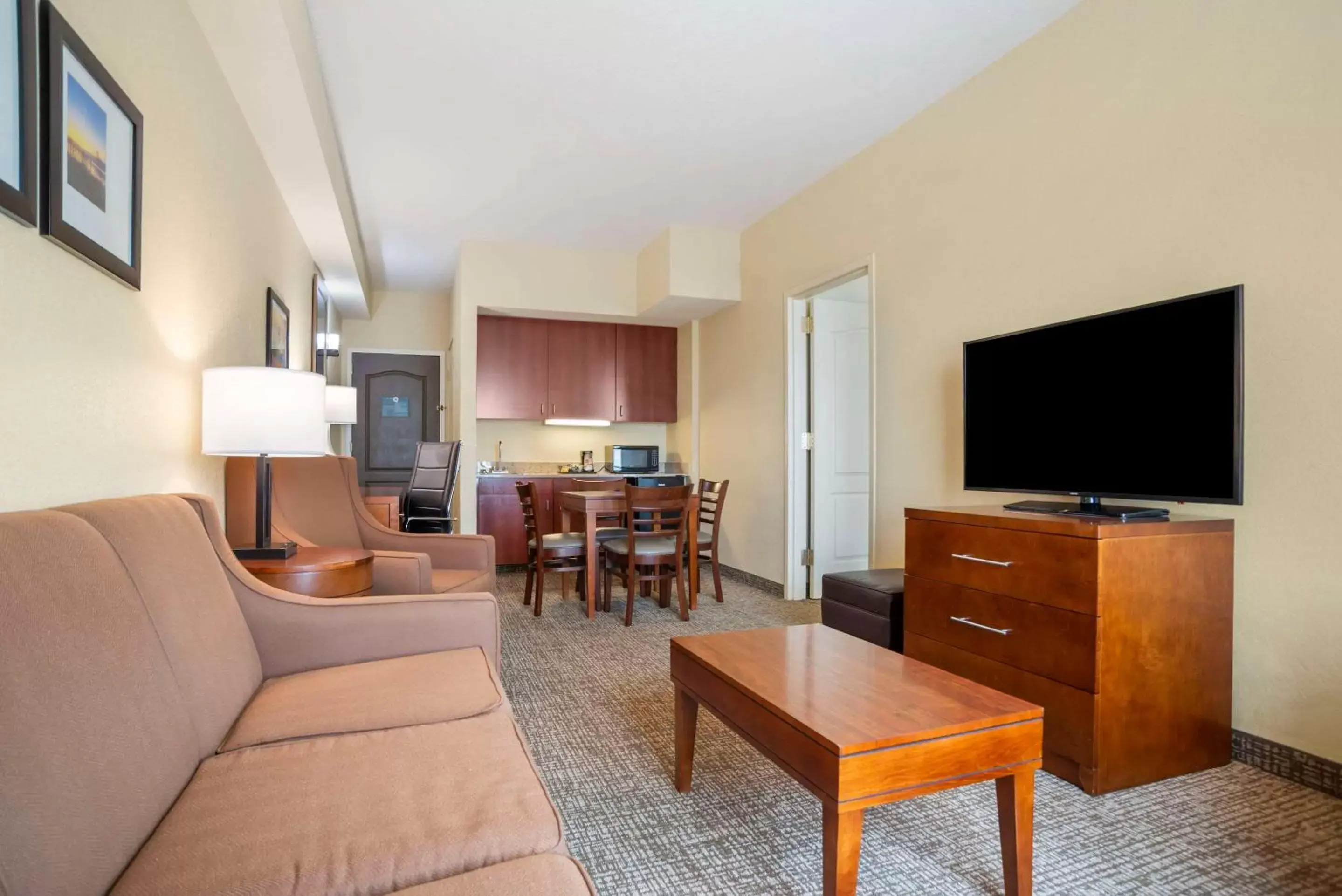 Bedroom, Seating Area in Comfort Inn & Suites Mobile near Eastern Shore Centre