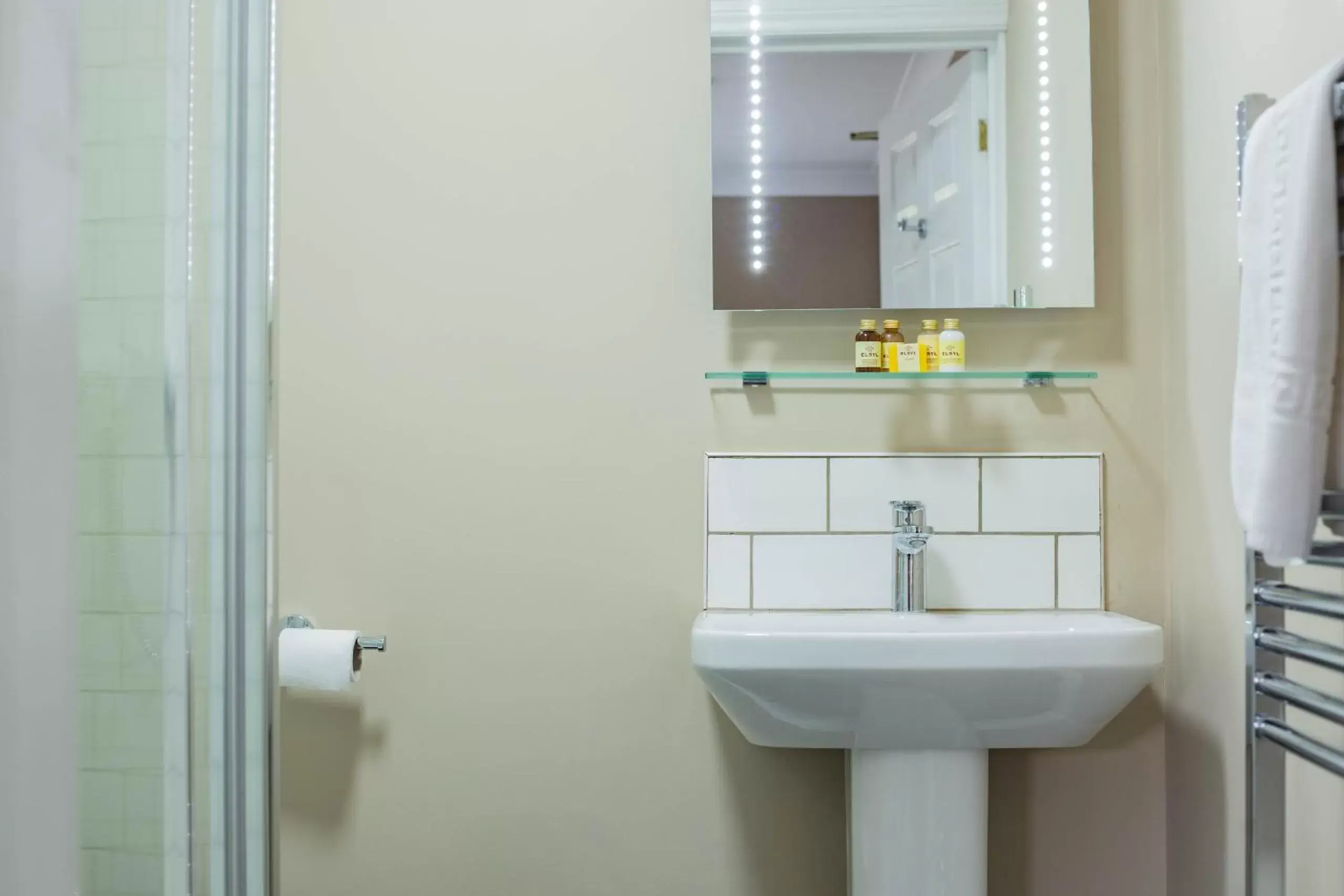 Bathroom in The Cricketers Inn