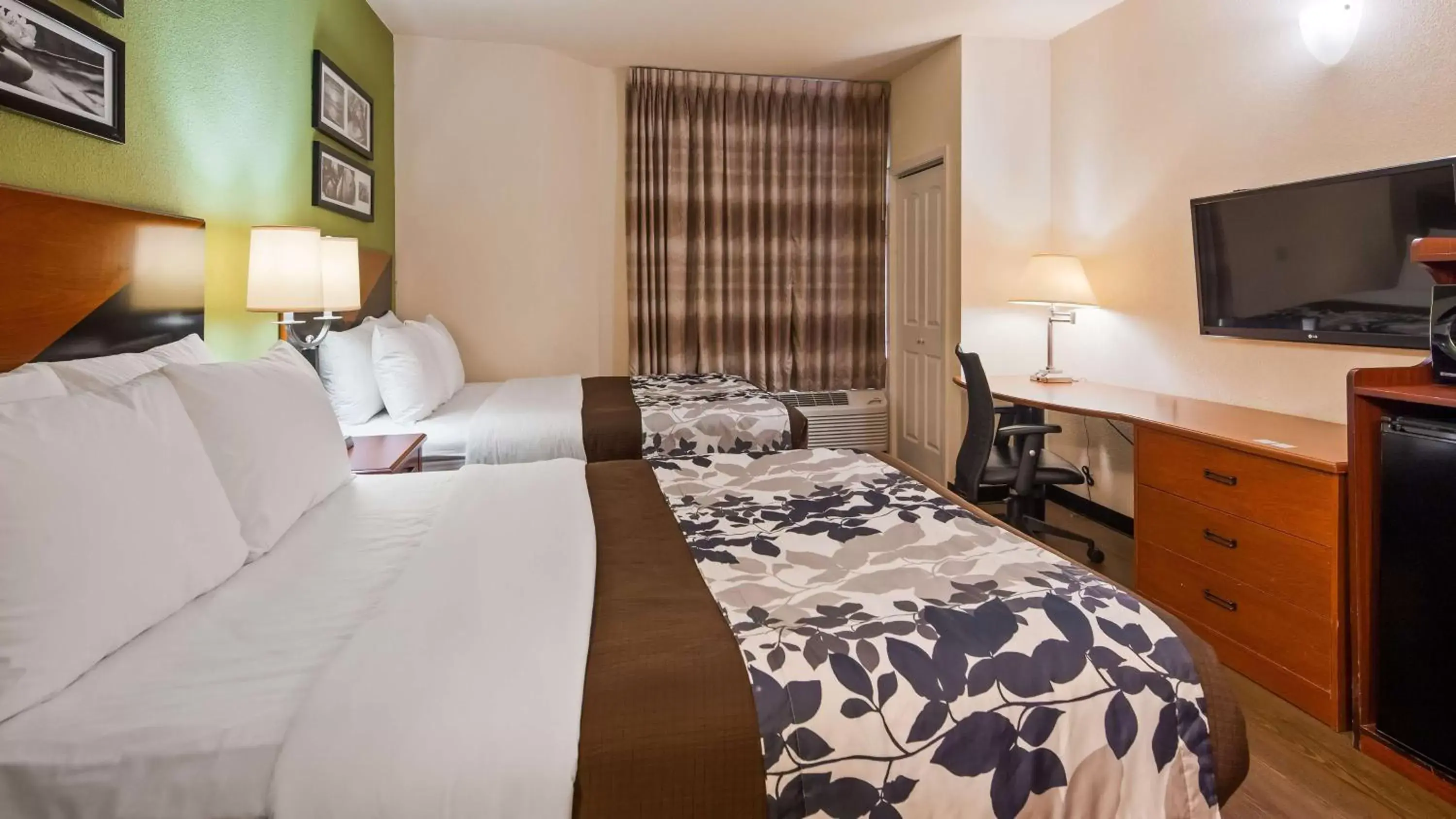Photo of the whole room, Bed in SureStay Plus Hotel by Best Western Macon West