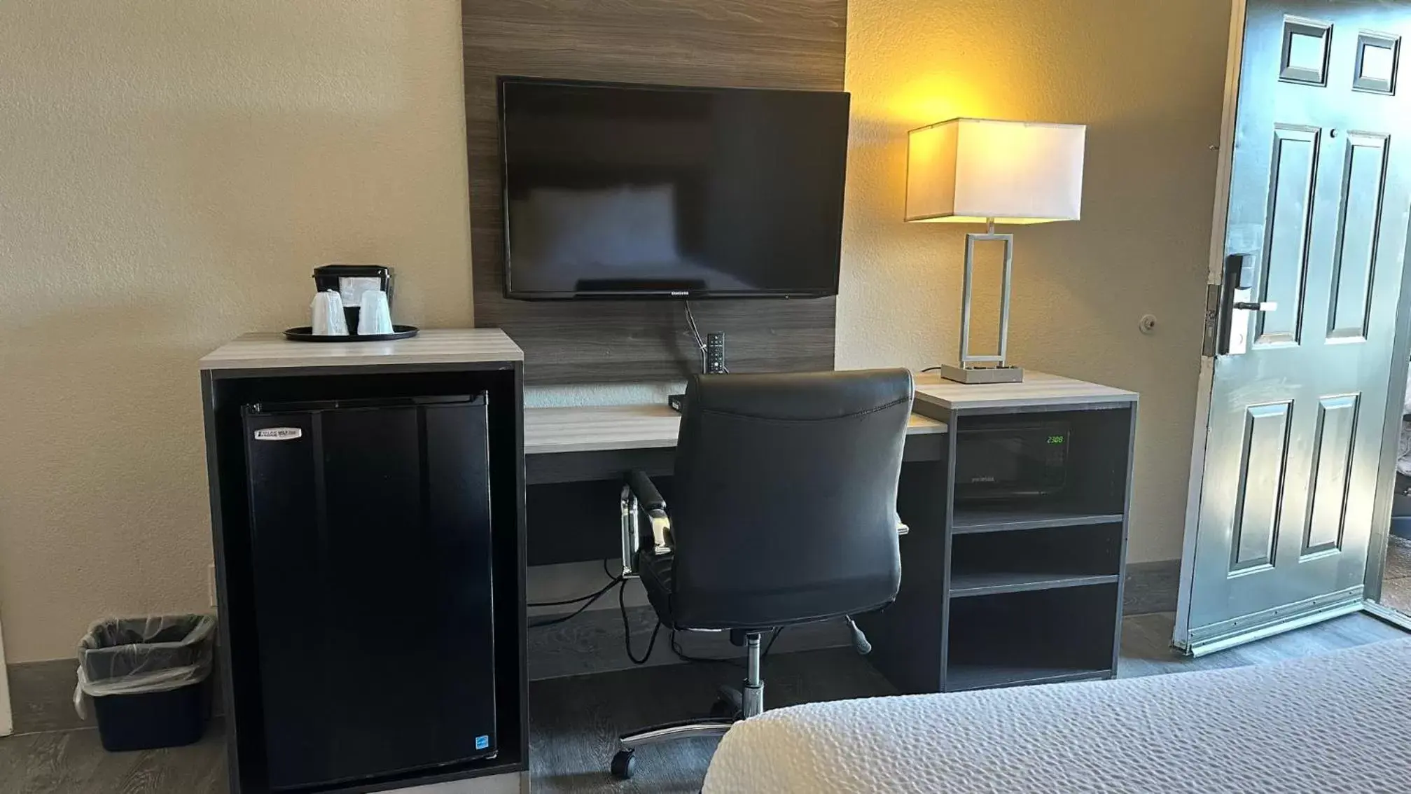 minibar, TV/Entertainment Center in La Quinta Inn by Wyndham San Diego Vista