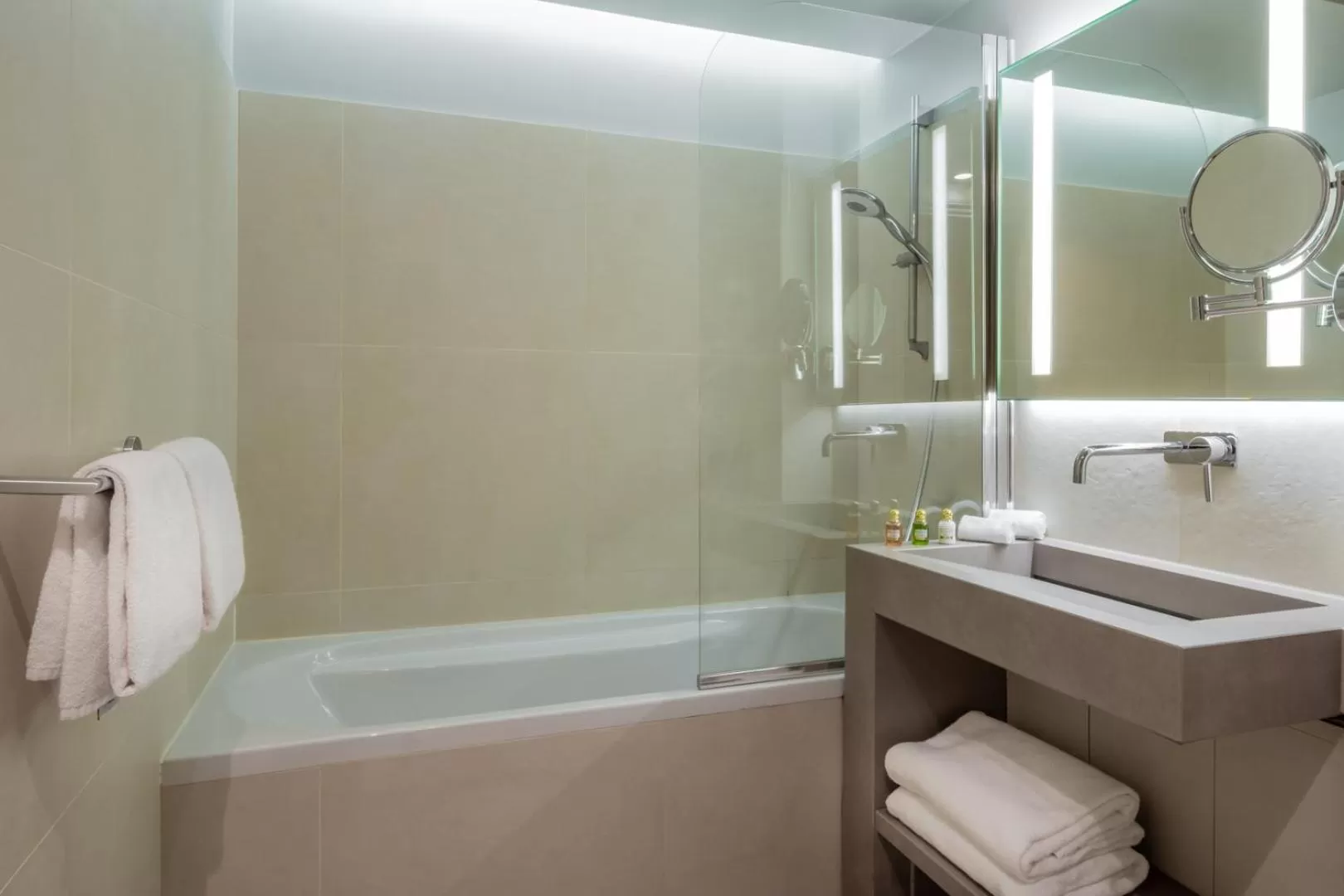 Bathroom in Hôtel le Derby Alma by Inwood Hotels