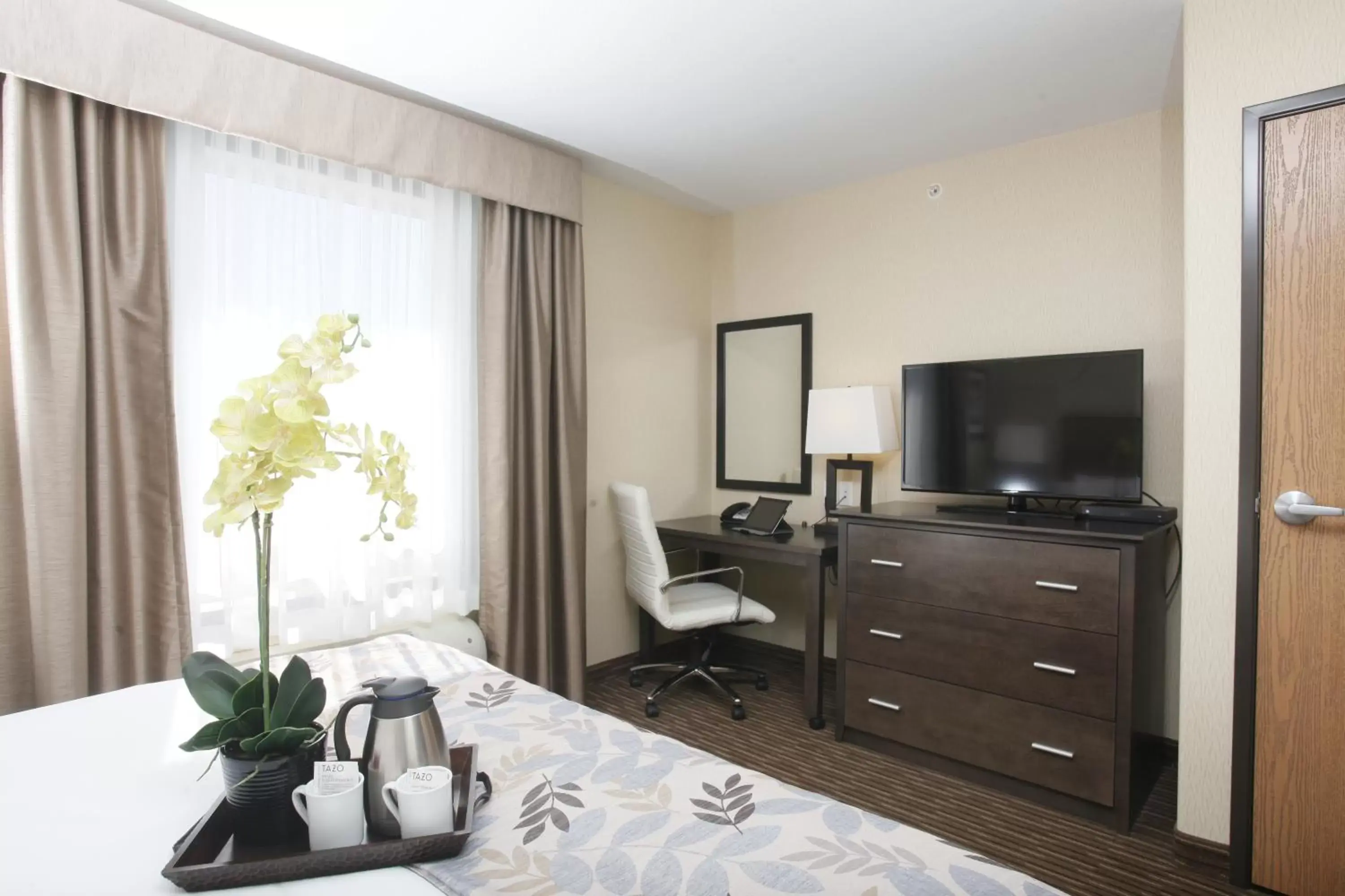 Bedroom, TV/Entertainment Center in Pomeroy Inn & Suites at Olds College