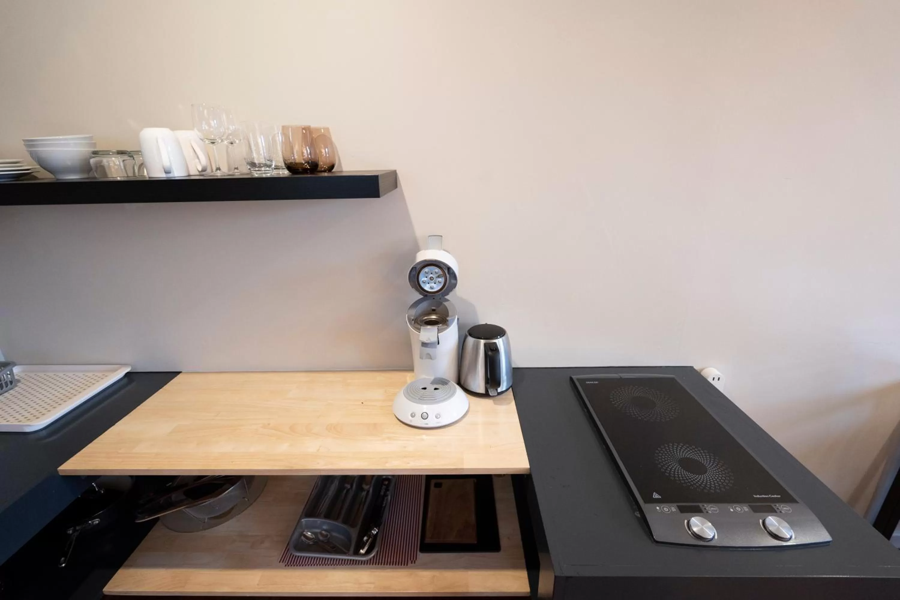 Coffee/tea facilities in Because the Night city lodge