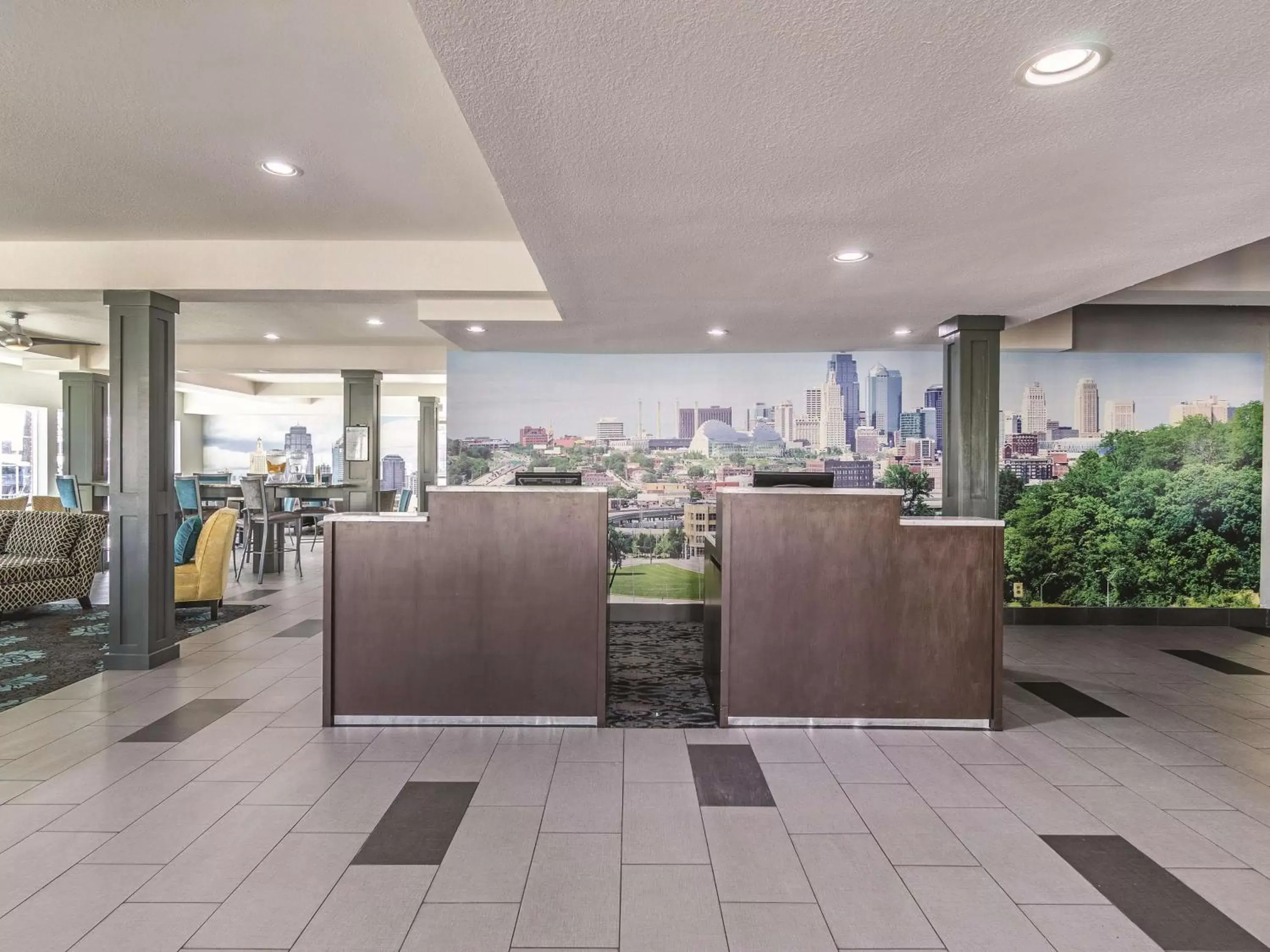 Lobby or reception in La Quinta by Wyndham Kansas City Airport