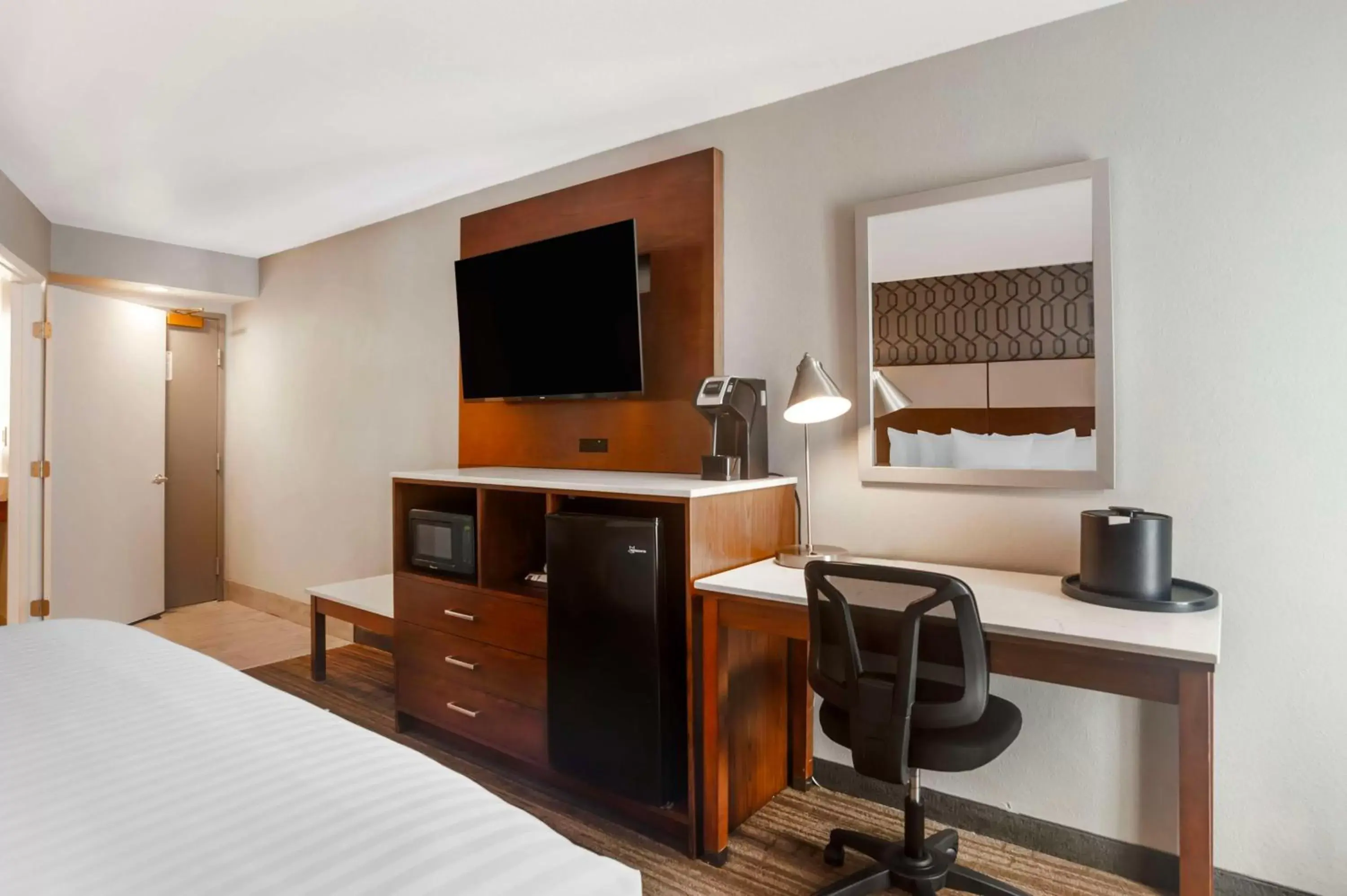 Bedroom, TV/Entertainment Center in Best Western Plus Commerce Hotel