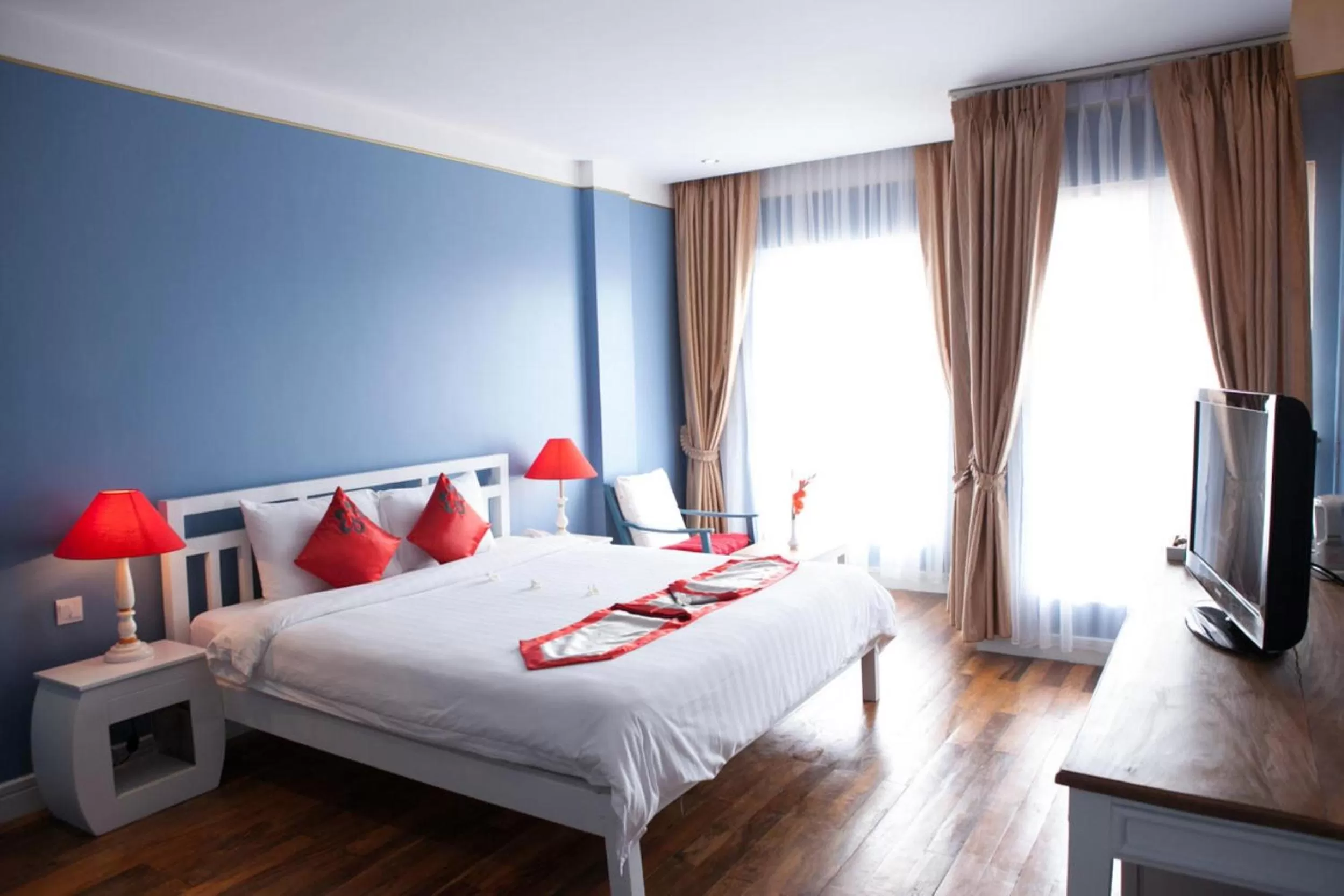 Bedroom, Bed in The Frangipani Royal Palace Hotel